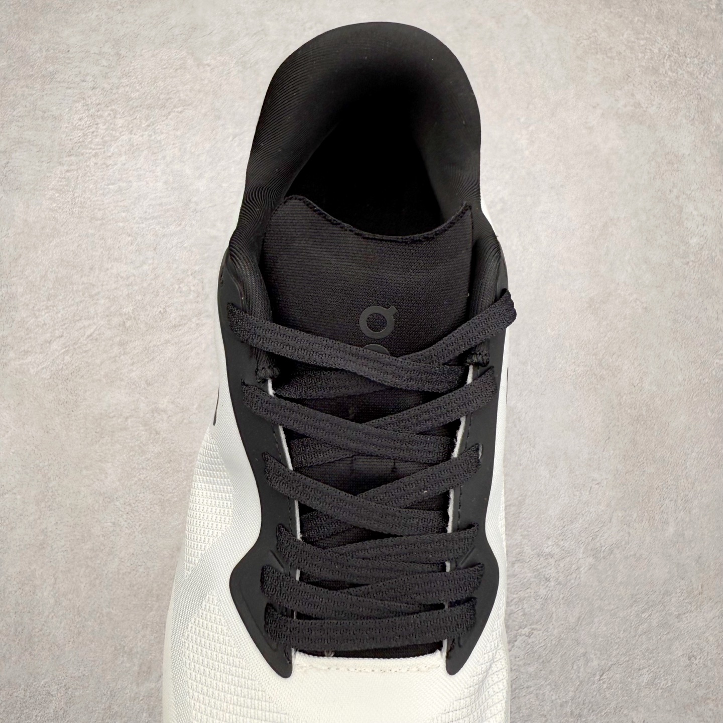 图片[5]-KITH x On昂跑 Cloudzone 联名款柔软舒适耐磨低帮休闲跑步鞋 此运动品牌 开创于2010年 缓震着陆、强效回弹、轻柔质感的设计构思始终是ON研制关键 与此同时基于“为全球提供革新性的跑步感受”信念 陆续推出了多款跑鞋及其以专业运动人体跑步工程学为设计关键的功能性跑步服饰设备 让跑者不费力气地畅快畅跑 尺码：36 36.5 37.5 38 38.5 39 40 40.5 41 42 42.5 43 44 44.5 45-选品中心