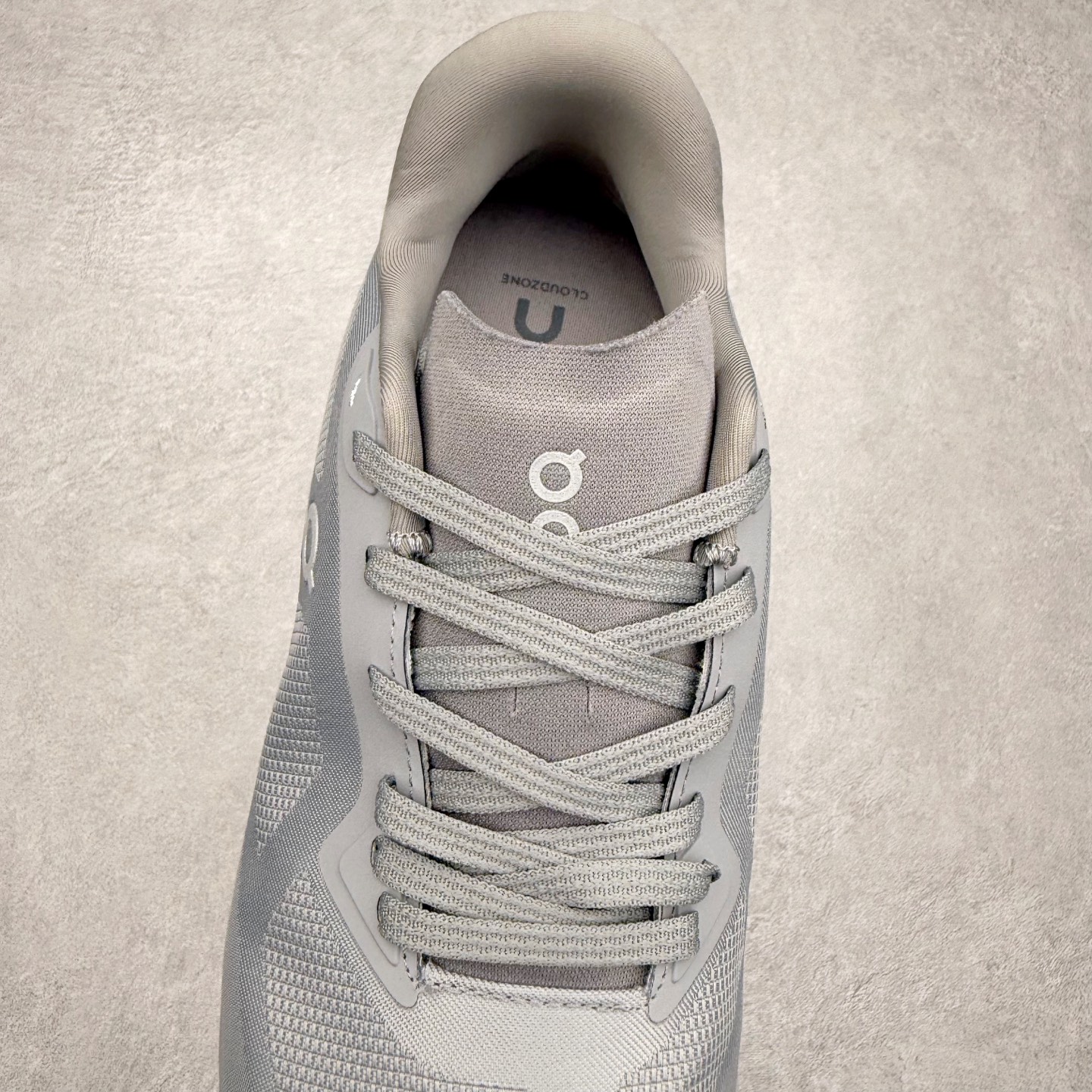 图片[5]-KITH x On昂跑 Cloudzone 联名款柔软舒适耐磨低帮休闲跑步鞋 此运动品牌 开创于2010年 缓震着陆、强效回弹、轻柔质感的设计构思始终是ON研制关键 与此同时基于“为全球提供革新性的跑步感受”信念 陆续推出了多款跑鞋及其以专业运动人体跑步工程学为设计关键的功能性跑步服饰设备 让跑者不费力气地畅快畅跑 尺码：36 36.5 37.5 38 38.5 39 40 40.5 41 42 42.5 43 44 44.5 45-选品中心