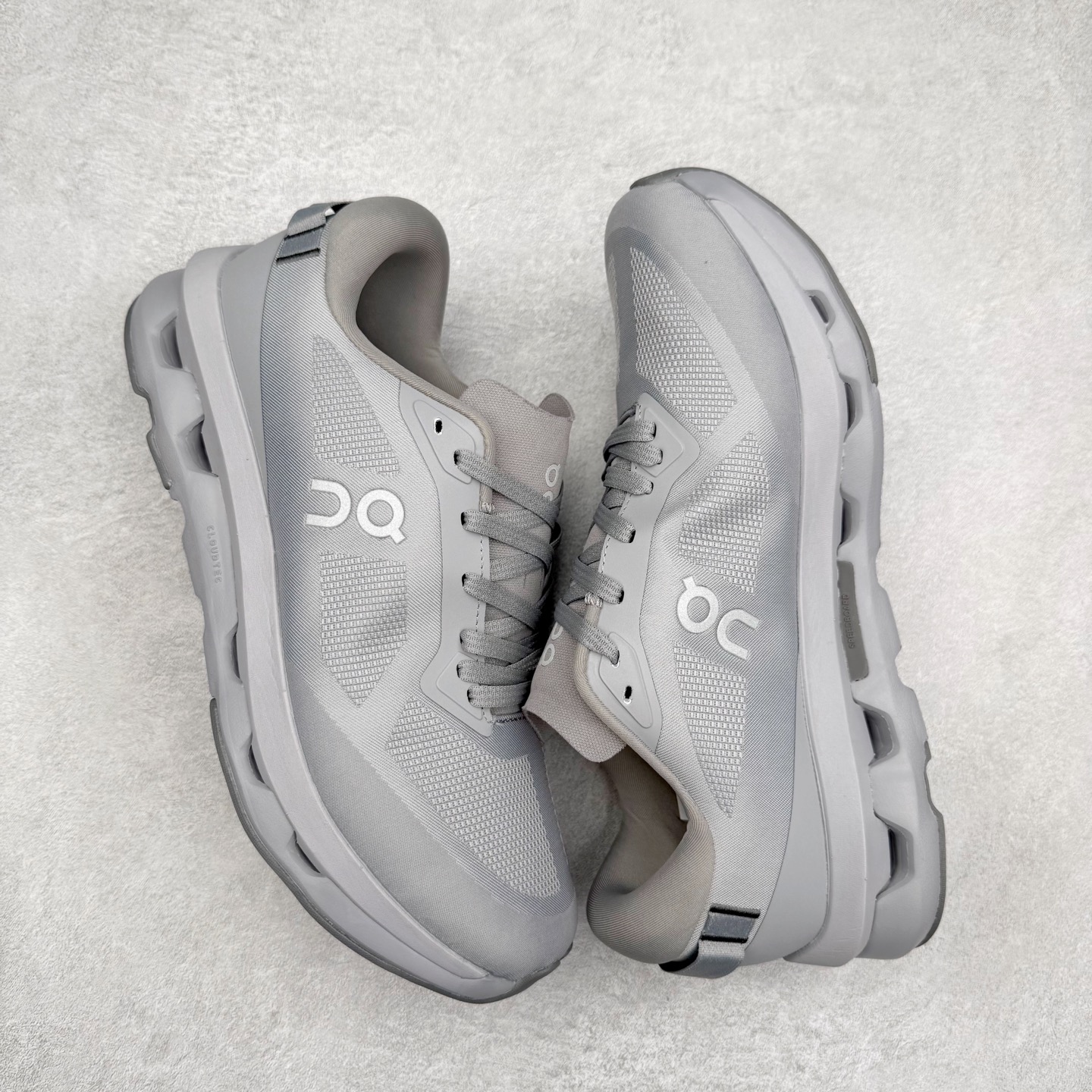 图片[3]-KITH x On昂跑 Cloudzone 联名款柔软舒适耐磨低帮休闲跑步鞋 此运动品牌 开创于2010年 缓震着陆、强效回弹、轻柔质感的设计构思始终是ON研制关键 与此同时基于“为全球提供革新性的跑步感受”信念 陆续推出了多款跑鞋及其以专业运动人体跑步工程学为设计关键的功能性跑步服饰设备 让跑者不费力气地畅快畅跑 尺码：36 36.5 37.5 38 38.5 39 40 40.5 41 42 42.5 43 44 44.5 45-选品中心