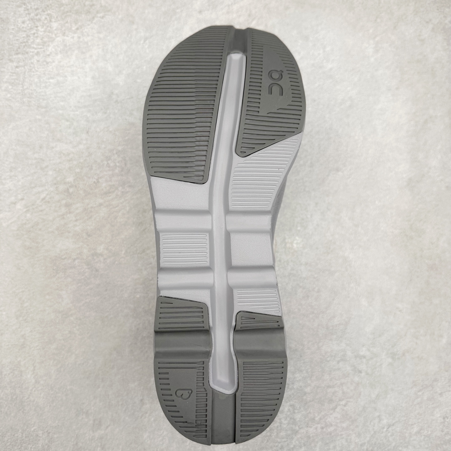 图片[9]-KITH x On昂跑 Cloudzone 联名款柔软舒适耐磨低帮休闲跑步鞋 此运动品牌 开创于2010年 缓震着陆、强效回弹、轻柔质感的设计构思始终是ON研制关键 与此同时基于“为全球提供革新性的跑步感受”信念 陆续推出了多款跑鞋及其以专业运动人体跑步工程学为设计关键的功能性跑步服饰设备 让跑者不费力气地畅快畅跑 尺码：36 36.5 37.5 38 38.5 39 40 40.5 41 42 42.5 43 44 44.5 45-选品中心