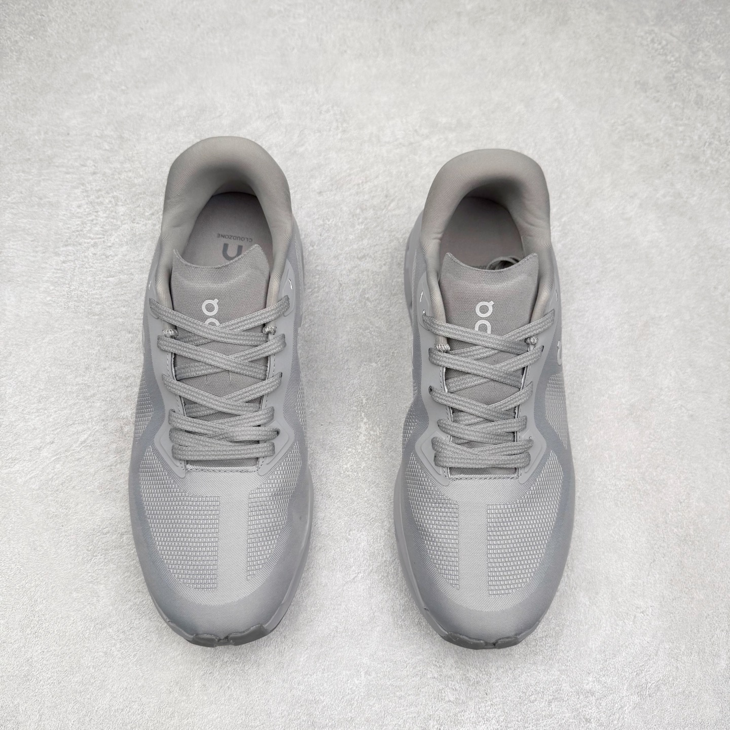 图片[2]-KITH x On昂跑 Cloudzone 联名款柔软舒适耐磨低帮休闲跑步鞋 此运动品牌 开创于2010年 缓震着陆、强效回弹、轻柔质感的设计构思始终是ON研制关键 与此同时基于“为全球提供革新性的跑步感受”信念 陆续推出了多款跑鞋及其以专业运动人体跑步工程学为设计关键的功能性跑步服饰设备 让跑者不费力气地畅快畅跑 尺码：36 36.5 37.5 38 38.5 39 40 40.5 41 42 42.5 43 44 44.5 45-选品中心