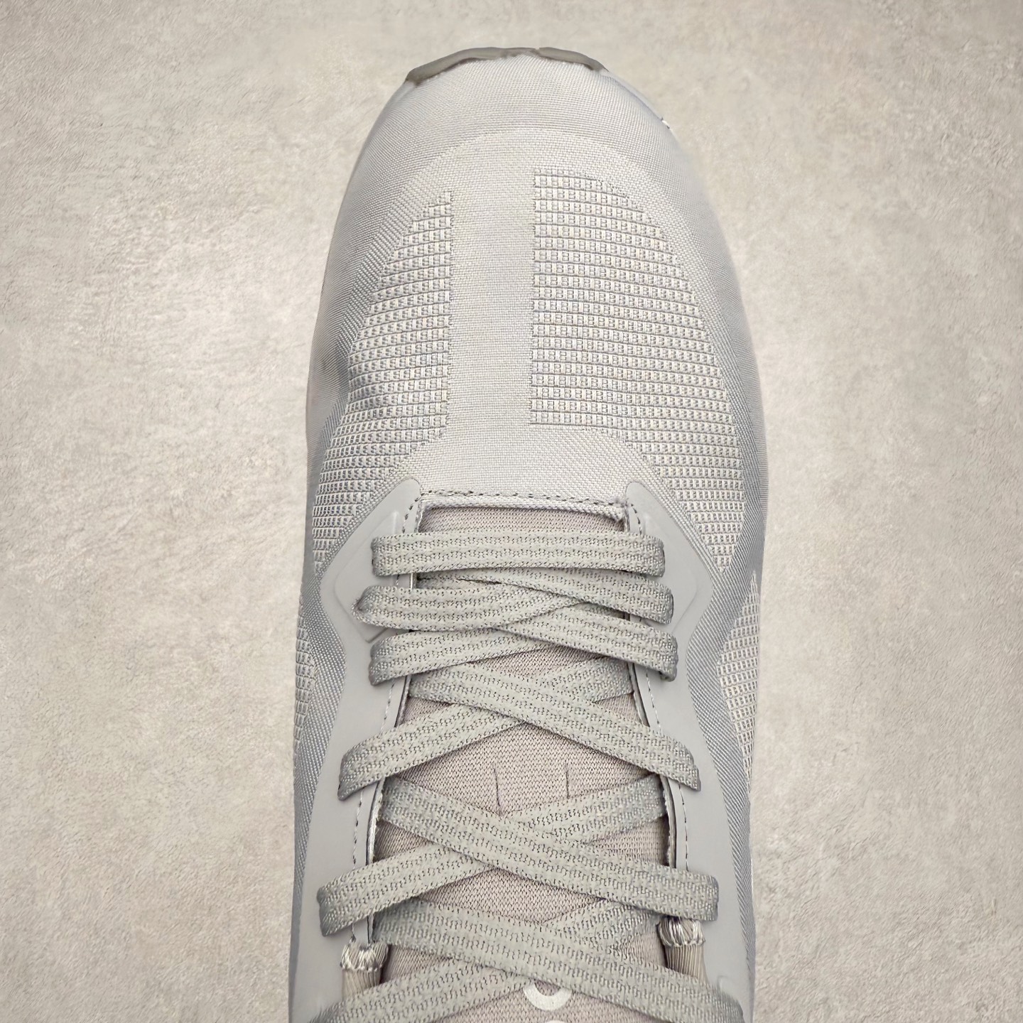 图片[4]-KITH x On昂跑 Cloudzone 联名款柔软舒适耐磨低帮休闲跑步鞋 此运动品牌 开创于2010年 缓震着陆、强效回弹、轻柔质感的设计构思始终是ON研制关键 与此同时基于“为全球提供革新性的跑步感受”信念 陆续推出了多款跑鞋及其以专业运动人体跑步工程学为设计关键的功能性跑步服饰设备 让跑者不费力气地畅快畅跑 尺码：36 36.5 37.5 38 38.5 39 40 40.5 41 42 42.5 43 44 44.5 45-选品中心