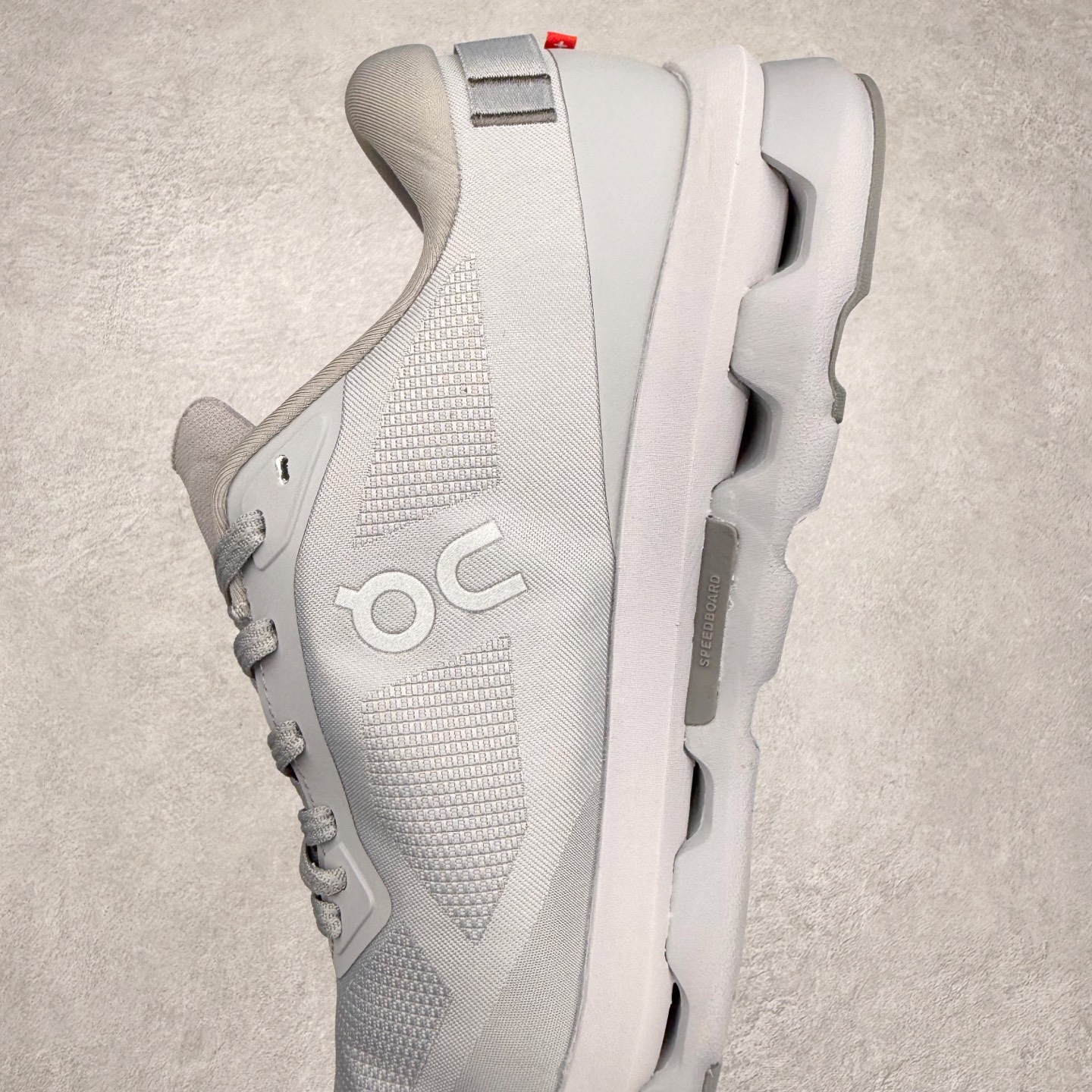 图片[7]-KITH x On昂跑 Cloudzone 联名款柔软舒适耐磨低帮休闲跑步鞋 此运动品牌 开创于2010年 缓震着陆、强效回弹、轻柔质感的设计构思始终是ON研制关键 与此同时基于“为全球提供革新性的跑步感受”信念 陆续推出了多款跑鞋及其以专业运动人体跑步工程学为设计关键的功能性跑步服饰设备 让跑者不费力气地畅快畅跑 尺码：36 36.5 37.5 38 38.5 39 40 40.5 41 42 42.5 43 44 44.5 45-选品中心