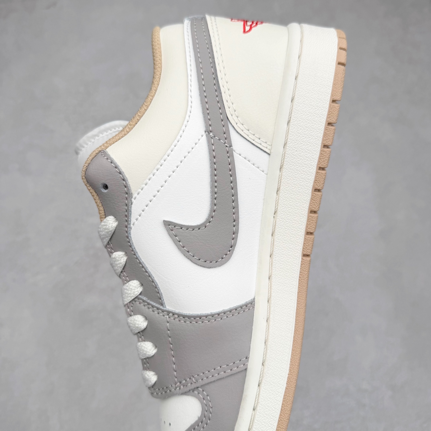 图片[7]-＃DT纯原 Air Jordan AJ1 Low 低帮 553558-169 终端优势供应 市面中低帮最具代表性版本没有之一 口碑大厂出品 品控大底版型不断改良更新 全套原纸板楦头开发 确保原汁原味 完美呈现版型 完美零毛边处理 原厂内置全掌气垫 价格定位良心 平台专用代工流水线出品 一眼公司既视感 拿到手的一瞬间就与众不同 碾压市面所有版本 全部原鞋开发 每一个配色都会采购原鞋确认细节 打破市面看图做货无好货之说 尺码：35.5 36 36.5 37.5 38 38.5 39 40 40.5 41 42 42.5 43 44 44.5 45 46-选品中心