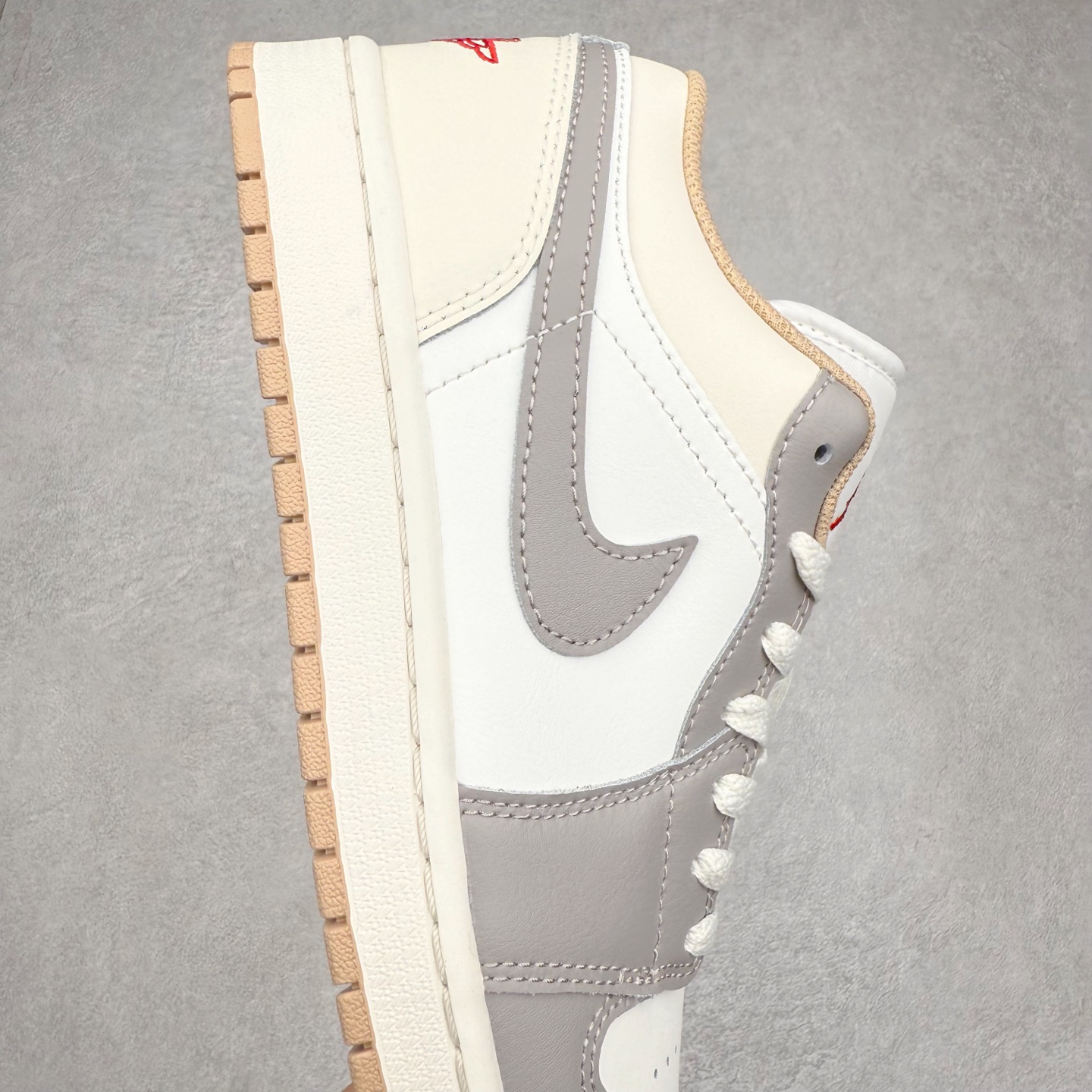 图片[6]-＃DT纯原 Air Jordan AJ1 Low 低帮 553558-169 终端优势供应 市面中低帮最具代表性版本没有之一 口碑大厂出品 品控大底版型不断改良更新 全套原纸板楦头开发 确保原汁原味 完美呈现版型 完美零毛边处理 原厂内置全掌气垫 价格定位良心 平台专用代工流水线出品 一眼公司既视感 拿到手的一瞬间就与众不同 碾压市面所有版本 全部原鞋开发 每一个配色都会采购原鞋确认细节 打破市面看图做货无好货之说 尺码：35.5 36 36.5 37.5 38 38.5 39 40 40.5 41 42 42.5 43 44 44.5 45 46-选品中心