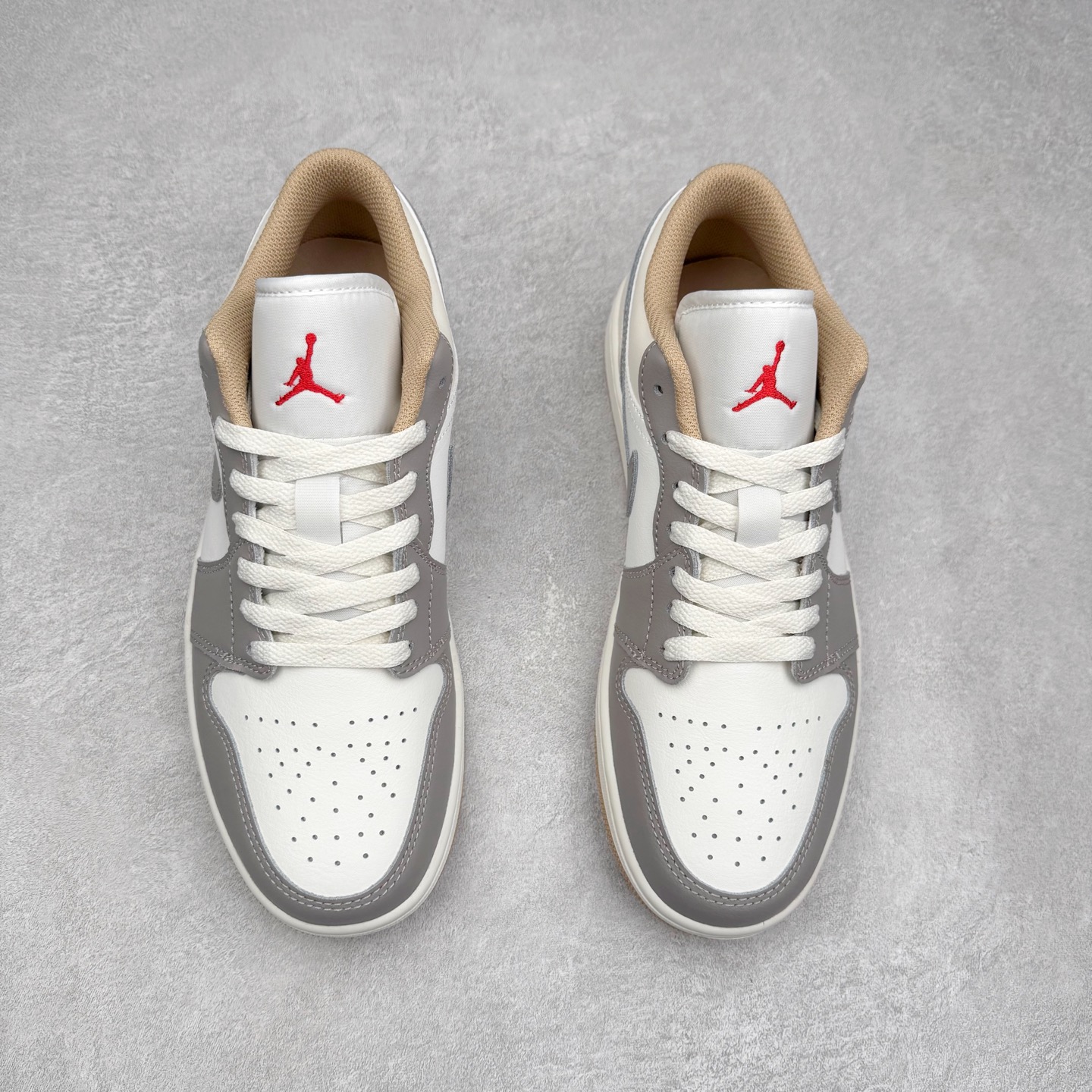 图片[2]-＃DT纯原 Air Jordan AJ1 Low 低帮 553558-169 终端优势供应 市面中低帮最具代表性版本没有之一 口碑大厂出品 品控大底版型不断改良更新 全套原纸板楦头开发 确保原汁原味 完美呈现版型 完美零毛边处理 原厂内置全掌气垫 价格定位良心 平台专用代工流水线出品 一眼公司既视感 拿到手的一瞬间就与众不同 碾压市面所有版本 全部原鞋开发 每一个配色都会采购原鞋确认细节 打破市面看图做货无好货之说 尺码：35.5 36 36.5 37.5 38 38.5 39 40 40.5 41 42 42.5 43 44 44.5 45 46-选品中心