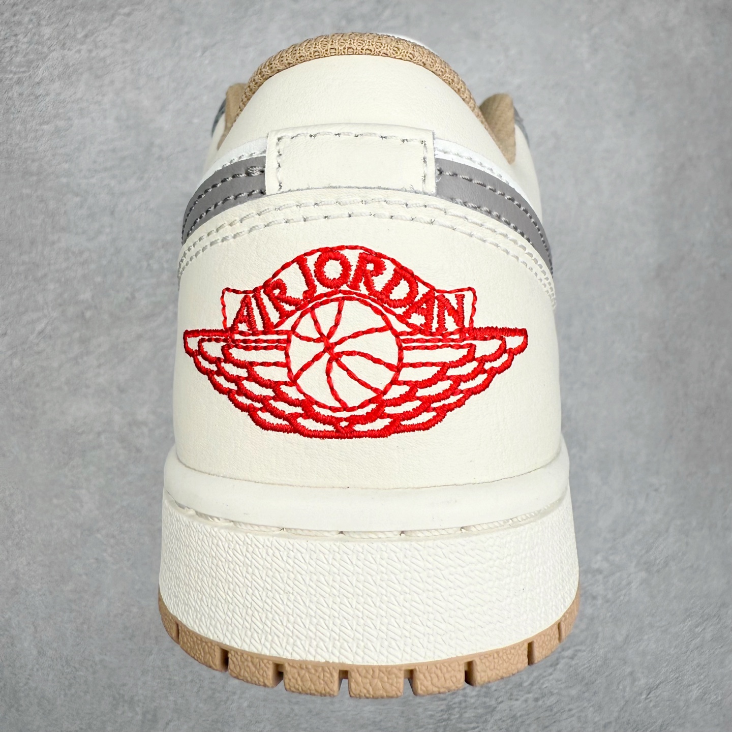 图片[8]-＃DT纯原 Air Jordan AJ1 Low 低帮 553558-169 终端优势供应 市面中低帮最具代表性版本没有之一 口碑大厂出品 品控大底版型不断改良更新 全套原纸板楦头开发 确保原汁原味 完美呈现版型 完美零毛边处理 原厂内置全掌气垫 价格定位良心 平台专用代工流水线出品 一眼公司既视感 拿到手的一瞬间就与众不同 碾压市面所有版本 全部原鞋开发 每一个配色都会采购原鞋确认细节 打破市面看图做货无好货之说 尺码：35.5 36 36.5 37.5 38 38.5 39 40 40.5 41 42 42.5 43 44 44.5 45 46-选品中心
