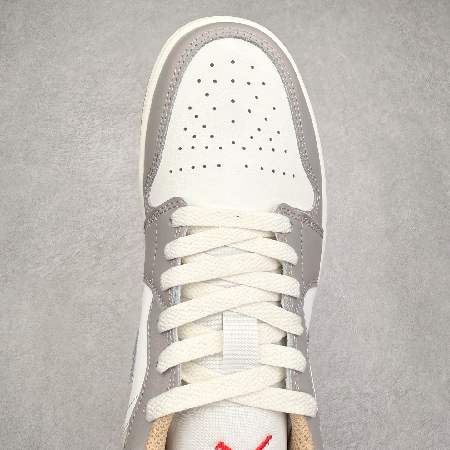 图片[4]-＃DT纯原 Air Jordan AJ1 Low 低帮 553558-169 终端优势供应 市面中低帮最具代表性版本没有之一 口碑大厂出品 品控大底版型不断改良更新 全套原纸板楦头开发 确保原汁原味 完美呈现版型 完美零毛边处理 原厂内置全掌气垫 价格定位良心 平台专用代工流水线出品 一眼公司既视感 拿到手的一瞬间就与众不同 碾压市面所有版本 全部原鞋开发 每一个配色都会采购原鞋确认细节 打破市面看图做货无好货之说 尺码：35.5 36 36.5 37.5 38 38.5 39 40 40.5 41 42 42.5 43 44 44.5 45 46-选品中心