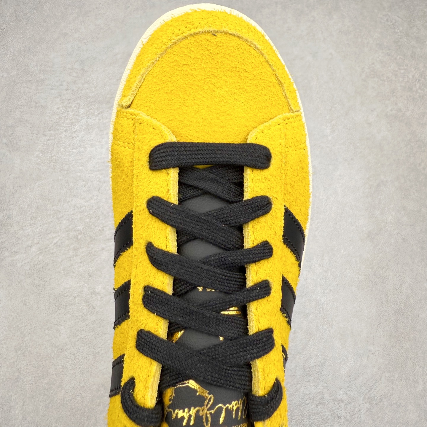 图片[4]-＃S2 Bruce Lee x adidas originals JABBAR 黄色 JR1597 头部一线大厂出品 高端外贸零售专供品质 为纪念李小龙诞辰85周年，阿迪达斯推出adidas Originals JABBAR“Yellow”配色鞋款，该鞋以李小龙好友、NBA球员贾巴尔的JABBAR签名鞋为设计原型，以此铭记两人的友谊。鞋面通体采用黄色绒面革材质，鞋侧三道杠标识、鞋舌及后跟处则以黑色点缀，灵感源自李小龙在《死亡游戏》中身着的经典黑黄连体套装。此外，鞋侧绣有黑色李小龙签名，鞋垫印有贾巴尔在《死亡游戏》中的剧照，后跟处还饰有金色李小龙剪影。特殊鞋盒以贾巴尔与李小龙的合影为设计元素，辨识度极高。货号：JR1597 尺码：36 36.5 37.5 38 38.5 39 40 40.5 41 42 42.5 43 44 44.5 45-选品中心