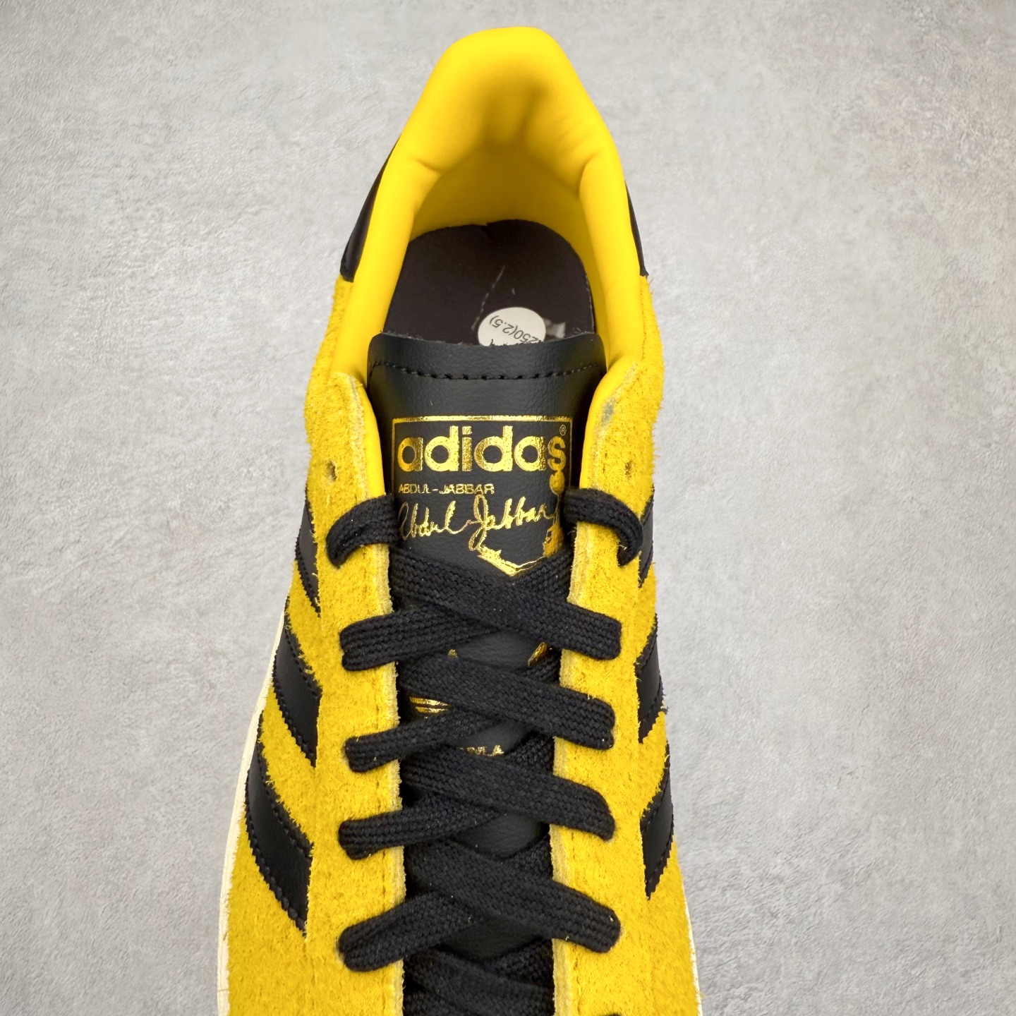 图片[5]-＃S2 Bruce Lee x adidas originals JABBAR 黄色 JR1597 头部一线大厂出品 高端外贸零售专供品质 为纪念李小龙诞辰85周年，阿迪达斯推出adidas Originals JABBAR“Yellow”配色鞋款，该鞋以李小龙好友、NBA球员贾巴尔的JABBAR签名鞋为设计原型，以此铭记两人的友谊。鞋面通体采用黄色绒面革材质，鞋侧三道杠标识、鞋舌及后跟处则以黑色点缀，灵感源自李小龙在《死亡游戏》中身着的经典黑黄连体套装。此外，鞋侧绣有黑色李小龙签名，鞋垫印有贾巴尔在《死亡游戏》中的剧照，后跟处还饰有金色李小龙剪影。特殊鞋盒以贾巴尔与李小龙的合影为设计元素，辨识度极高。货号：JR1597 尺码：36 36.5 37.5 38 38.5 39 40 40.5 41 42 42.5 43 44 44.5 45-选品中心