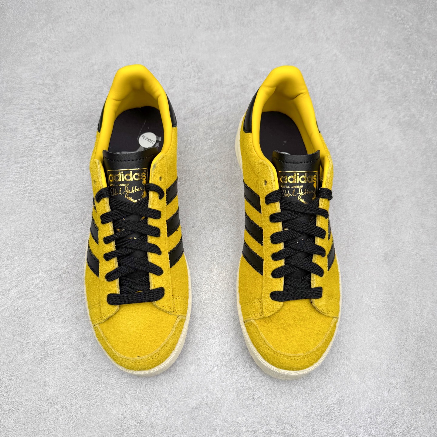 图片[2]-＃S2 Bruce Lee x adidas originals JABBAR 黄色 JR1597 头部一线大厂出品 高端外贸零售专供品质 为纪念李小龙诞辰85周年，阿迪达斯推出adidas Originals JABBAR“Yellow”配色鞋款，该鞋以李小龙好友、NBA球员贾巴尔的JABBAR签名鞋为设计原型，以此铭记两人的友谊。鞋面通体采用黄色绒面革材质，鞋侧三道杠标识、鞋舌及后跟处则以黑色点缀，灵感源自李小龙在《死亡游戏》中身着的经典黑黄连体套装。此外，鞋侧绣有黑色李小龙签名，鞋垫印有贾巴尔在《死亡游戏》中的剧照，后跟处还饰有金色李小龙剪影。特殊鞋盒以贾巴尔与李小龙的合影为设计元素，辨识度极高。货号：JR1597 尺码：36 36.5 37.5 38 38.5 39 40 40.5 41 42 42.5 43 44 44.5 45-选品中心