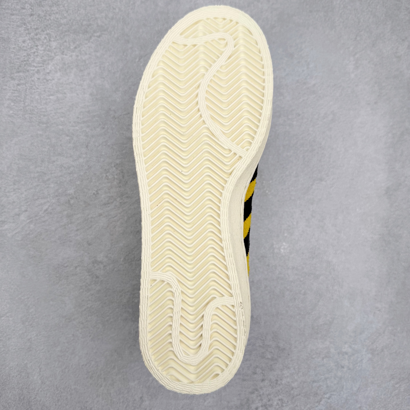 图片[9]-＃S2 Bruce Lee x adidas originals JABBAR 黄色 JR1597 头部一线大厂出品 高端外贸零售专供品质 为纪念李小龙诞辰85周年，阿迪达斯推出adidas Originals JABBAR“Yellow”配色鞋款，该鞋以李小龙好友、NBA球员贾巴尔的JABBAR签名鞋为设计原型，以此铭记两人的友谊。鞋面通体采用黄色绒面革材质，鞋侧三道杠标识、鞋舌及后跟处则以黑色点缀，灵感源自李小龙在《死亡游戏》中身着的经典黑黄连体套装。此外，鞋侧绣有黑色李小龙签名，鞋垫印有贾巴尔在《死亡游戏》中的剧照，后跟处还饰有金色李小龙剪影。特殊鞋盒以贾巴尔与李小龙的合影为设计元素，辨识度极高。货号：JR1597 尺码：36 36.5 37.5 38 38.5 39 40 40.5 41 42 42.5 43 44 44.5 45-选品中心