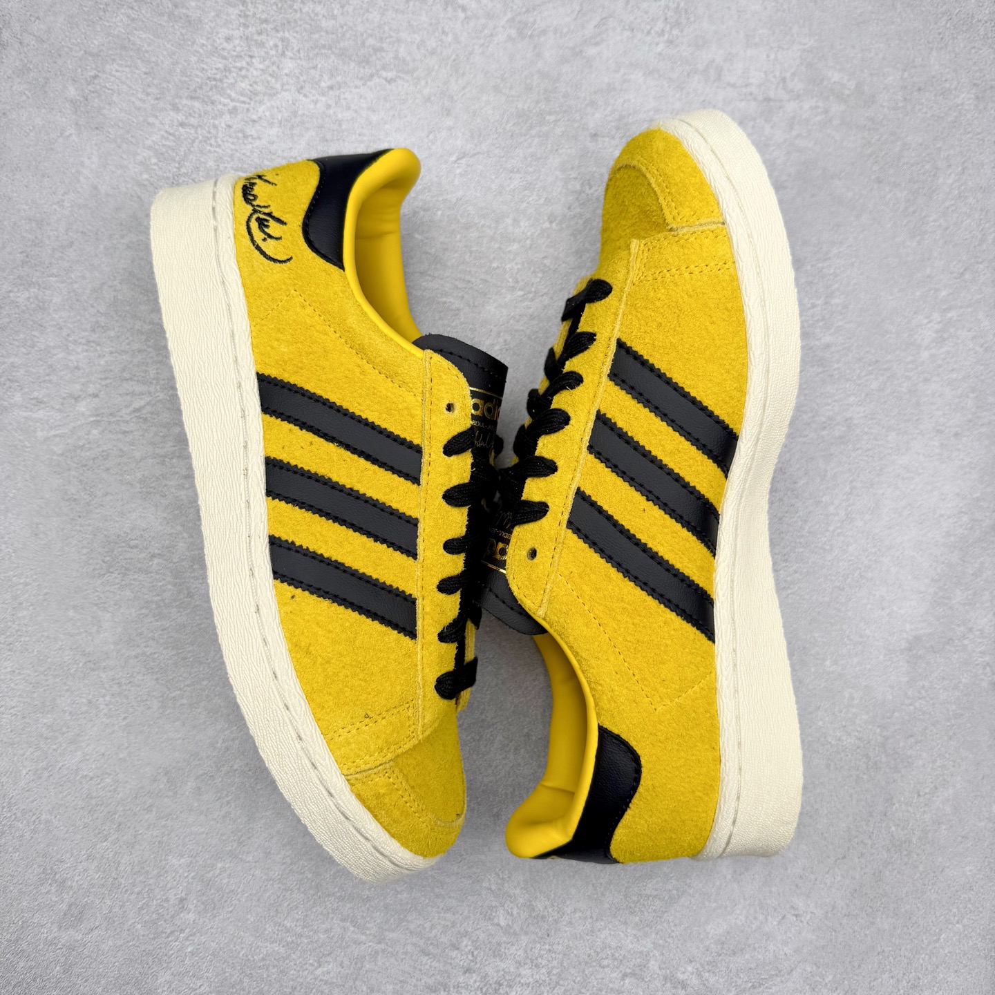 图片[3]-＃S2 Bruce Lee x adidas originals JABBAR 黄色 JR1597 头部一线大厂出品 高端外贸零售专供品质 为纪念李小龙诞辰85周年，阿迪达斯推出adidas Originals JABBAR“Yellow”配色鞋款，该鞋以李小龙好友、NBA球员贾巴尔的JABBAR签名鞋为设计原型，以此铭记两人的友谊。鞋面通体采用黄色绒面革材质，鞋侧三道杠标识、鞋舌及后跟处则以黑色点缀，灵感源自李小龙在《死亡游戏》中身着的经典黑黄连体套装。此外，鞋侧绣有黑色李小龙签名，鞋垫印有贾巴尔在《死亡游戏》中的剧照，后跟处还饰有金色李小龙剪影。特殊鞋盒以贾巴尔与李小龙的合影为设计元素，辨识度极高。货号：JR1597 尺码：36 36.5 37.5 38 38.5 39 40 40.5 41 42 42.5 43 44 44.5 45-选品中心