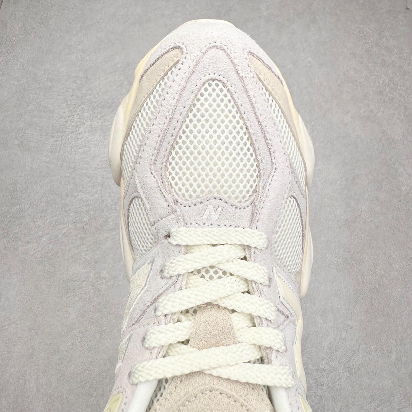 图片[4]-New Balance NB9060 复古运动鞋 新百伦又带来了新鞋型 并且是与芝加哥街头品牌 Joe Freshgoods 的联名款 鞋身主体采用了类似 990 系列的设计风格 与传统复古慢跑鞋区别不大 最大的变化就是鞋底部分 在传统设计的中底外层 增加了多个分区的模块 圆润的线条设计与我们熟悉的 New Balance 风格截然不同 但与同样充满弧形线条的鞋面搭配 看起来毫无违和感 尺码：36-45-选品中心