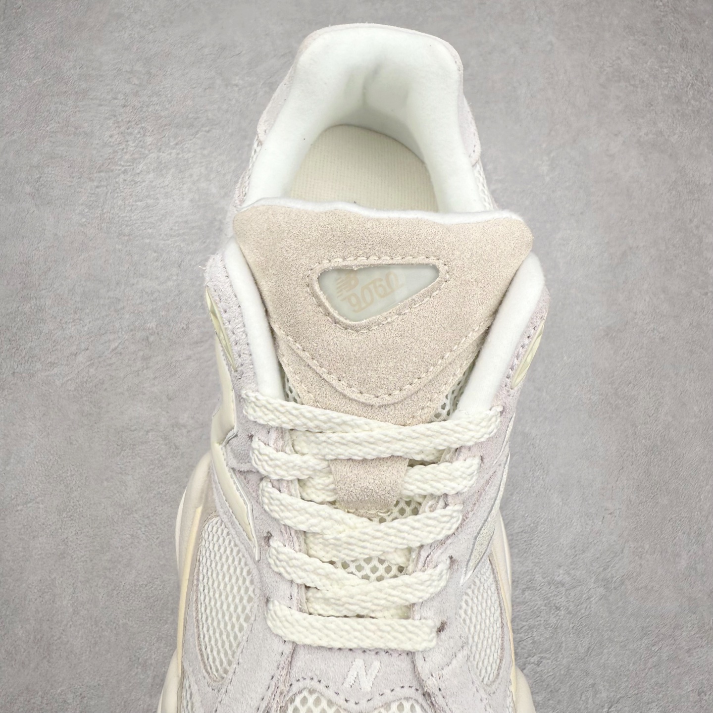 图片[5]-New Balance NB9060 复古运动鞋 新百伦又带来了新鞋型 并且是与芝加哥街头品牌 Joe Freshgoods 的联名款 鞋身主体采用了类似 990 系列的设计风格 与传统复古慢跑鞋区别不大 最大的变化就是鞋底部分 在传统设计的中底外层 增加了多个分区的模块 圆润的线条设计与我们熟悉的 New Balance 风格截然不同 但与同样充满弧形线条的鞋面搭配 看起来毫无违和感 尺码：36-45-选品中心