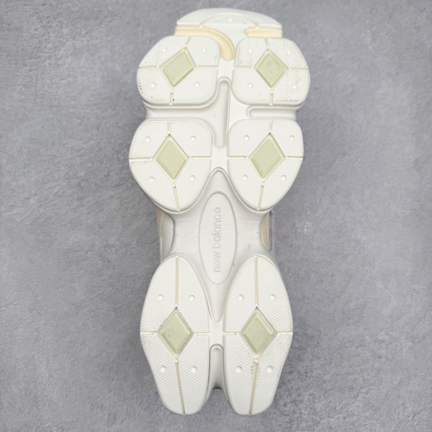 图片[9]-New Balance NB9060 复古运动鞋 新百伦又带来了新鞋型 并且是与芝加哥街头品牌 Joe Freshgoods 的联名款 鞋身主体采用了类似 990 系列的设计风格 与传统复古慢跑鞋区别不大 最大的变化就是鞋底部分 在传统设计的中底外层 增加了多个分区的模块 圆润的线条设计与我们熟悉的 New Balance 风格截然不同 但与同样充满弧形线条的鞋面搭配 看起来毫无违和感 尺码：36-45-选品中心