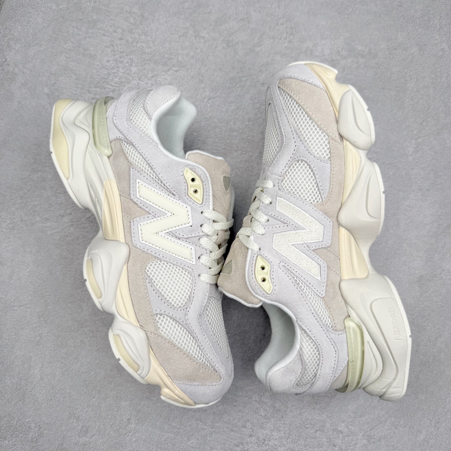 图片[3]-New Balance NB9060 复古运动鞋 新百伦又带来了新鞋型 并且是与芝加哥街头品牌 Joe Freshgoods 的联名款 鞋身主体采用了类似 990 系列的设计风格 与传统复古慢跑鞋区别不大 最大的变化就是鞋底部分 在传统设计的中底外层 增加了多个分区的模块 圆润的线条设计与我们熟悉的 New Balance 风格截然不同 但与同样充满弧形线条的鞋面搭配 看起来毫无违和感 尺码：36-45-选品中心