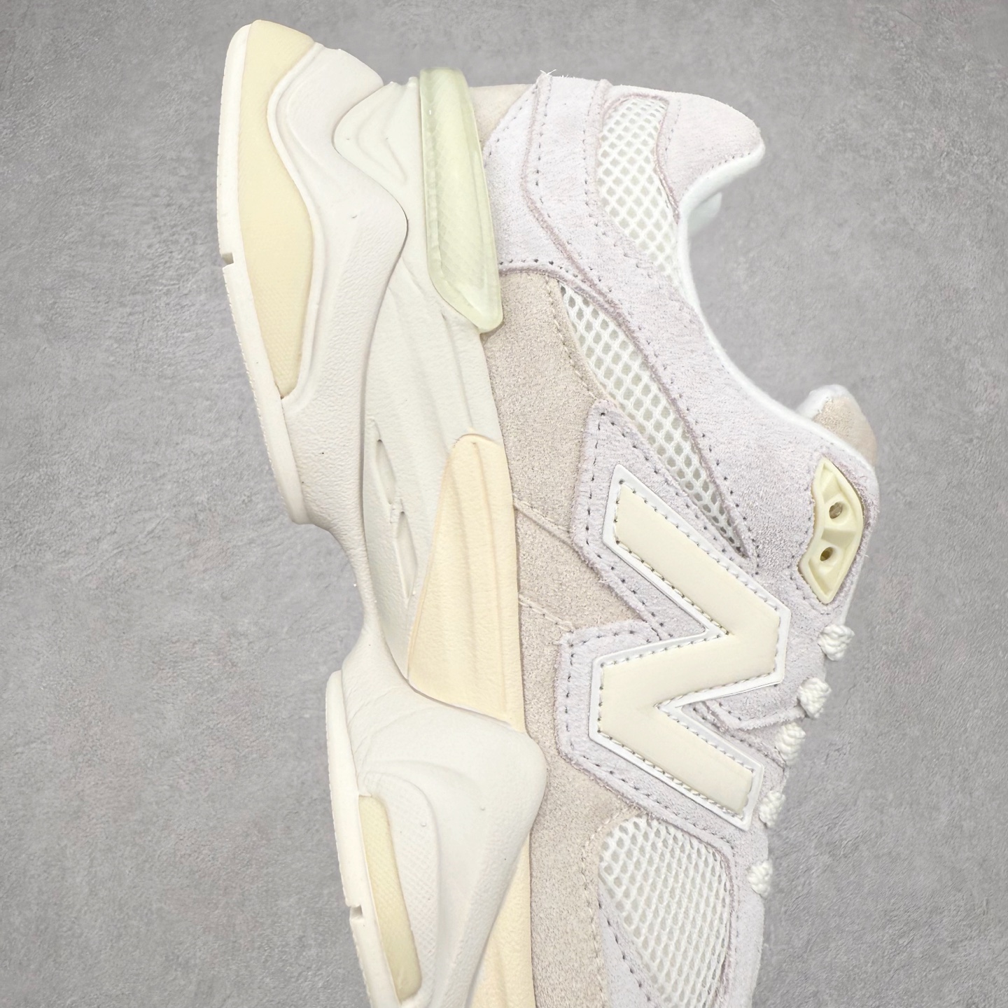 图片[6]-New Balance NB9060 复古运动鞋 新百伦又带来了新鞋型 并且是与芝加哥街头品牌 Joe Freshgoods 的联名款 鞋身主体采用了类似 990 系列的设计风格 与传统复古慢跑鞋区别不大 最大的变化就是鞋底部分 在传统设计的中底外层 增加了多个分区的模块 圆润的线条设计与我们熟悉的 New Balance 风格截然不同 但与同样充满弧形线条的鞋面搭配 看起来毫无违和感 尺码：36-45-选品中心