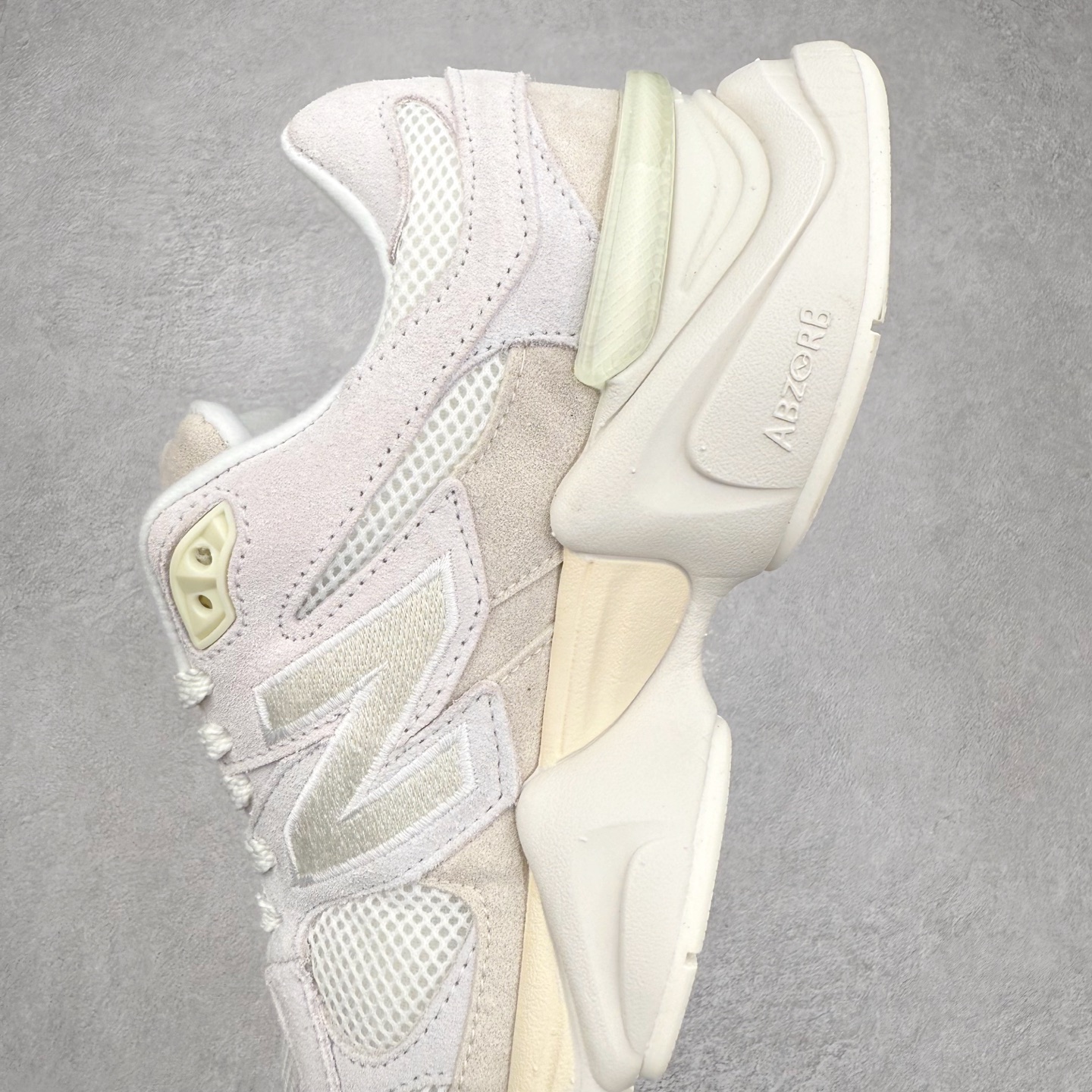 图片[7]-New Balance NB9060 复古运动鞋 新百伦又带来了新鞋型 并且是与芝加哥街头品牌 Joe Freshgoods 的联名款 鞋身主体采用了类似 990 系列的设计风格 与传统复古慢跑鞋区别不大 最大的变化就是鞋底部分 在传统设计的中底外层 增加了多个分区的模块 圆润的线条设计与我们熟悉的 New Balance 风格截然不同 但与同样充满弧形线条的鞋面搭配 看起来毫无违和感 尺码：36-45-选品中心