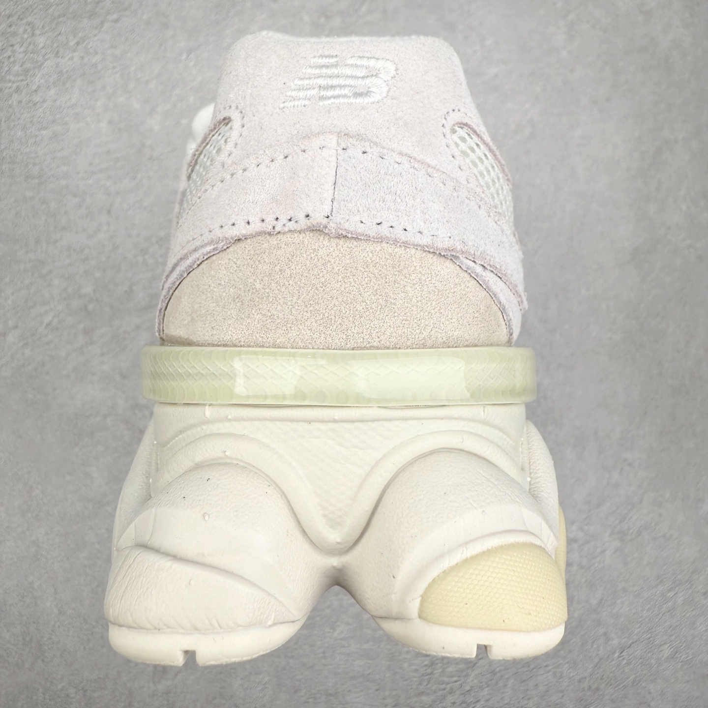 图片[8]-New Balance NB9060 复古运动鞋 新百伦又带来了新鞋型 并且是与芝加哥街头品牌 Joe Freshgoods 的联名款 鞋身主体采用了类似 990 系列的设计风格 与传统复古慢跑鞋区别不大 最大的变化就是鞋底部分 在传统设计的中底外层 增加了多个分区的模块 圆润的线条设计与我们熟悉的 New Balance 风格截然不同 但与同样充满弧形线条的鞋面搭配 看起来毫无违和感 尺码：36-45-选品中心