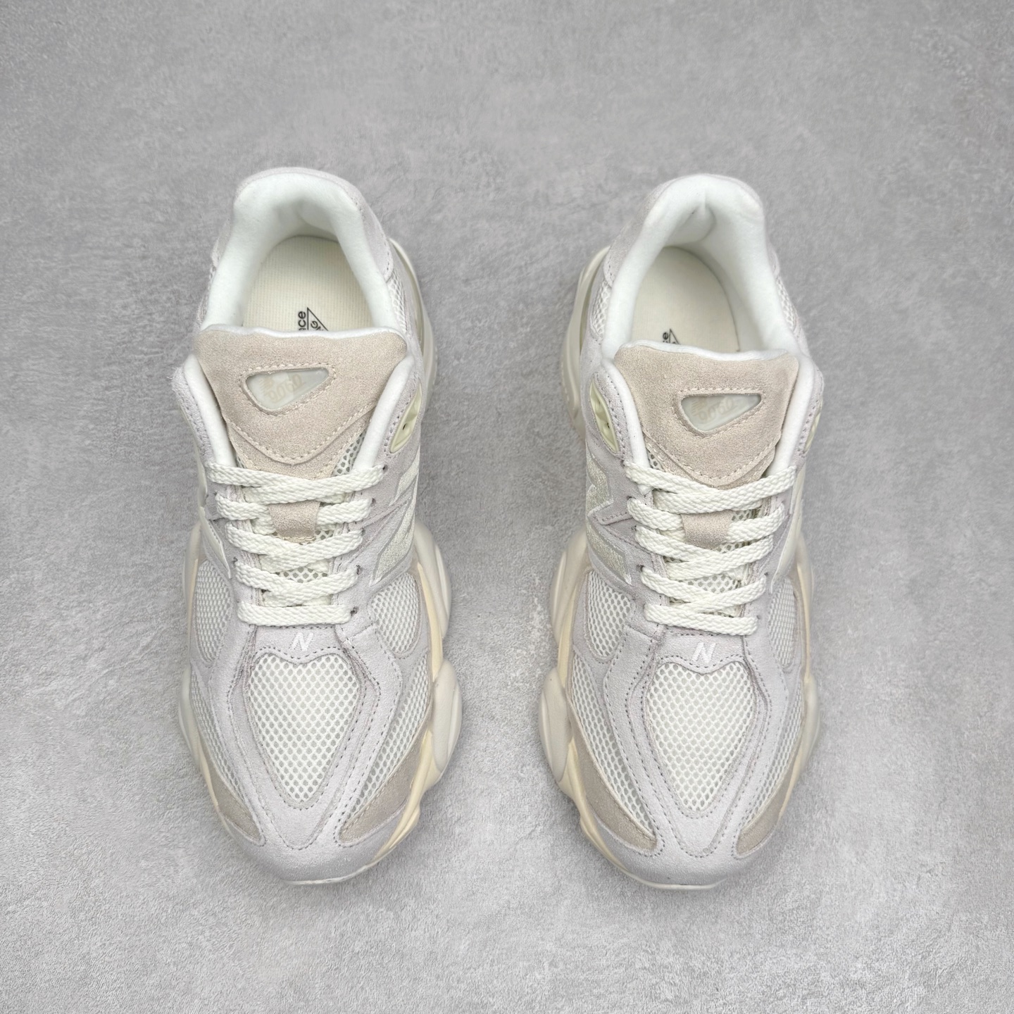 图片[2]-New Balance NB9060 复古运动鞋 新百伦又带来了新鞋型 并且是与芝加哥街头品牌 Joe Freshgoods 的联名款 鞋身主体采用了类似 990 系列的设计风格 与传统复古慢跑鞋区别不大 最大的变化就是鞋底部分 在传统设计的中底外层 增加了多个分区的模块 圆润的线条设计与我们熟悉的 New Balance 风格截然不同 但与同样充满弧形线条的鞋面搭配 看起来毫无违和感 尺码：36-45-选品中心