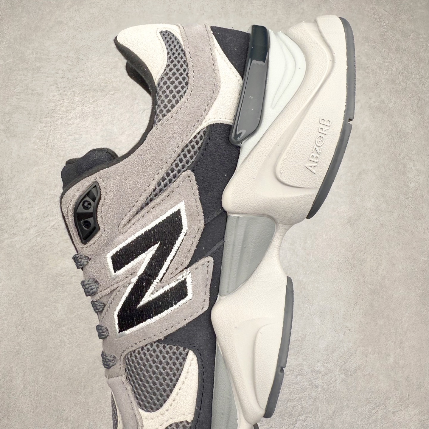 图片[7]-New Balance NB9060 复古运动鞋 新百伦又带来了新鞋型 并且是与芝加哥街头品牌 Joe Freshgoods 的联名款 鞋身主体采用了类似 990 系列的设计风格 与传统复古慢跑鞋区别不大 最大的变化就是鞋底部分 在传统设计的中底外层 增加了多个分区的模块 圆润的线条设计与我们熟悉的 New Balance 风格截然不同 但与同样充满弧形线条的鞋面搭配 看起来毫无违和感 尺码：36-45-选品中心