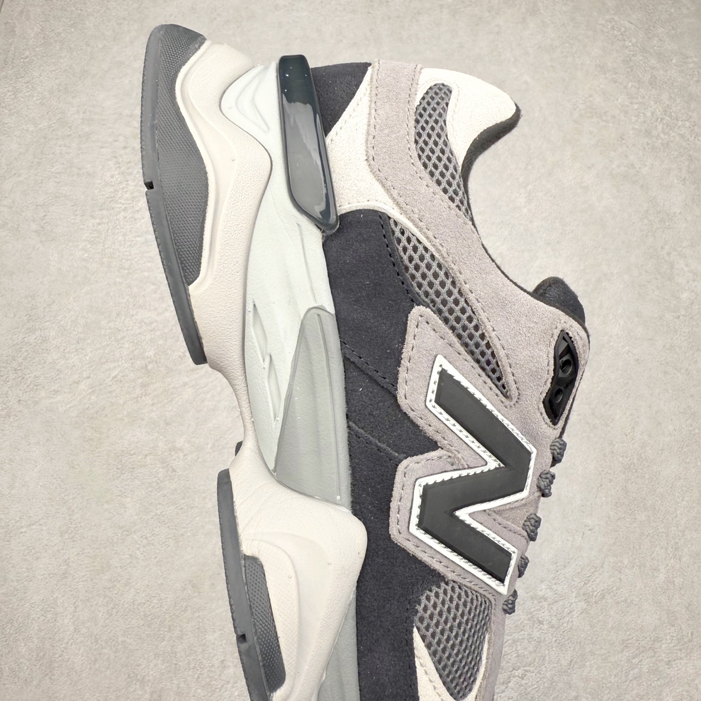 图片[6]-New Balance NB9060 复古运动鞋 新百伦又带来了新鞋型 并且是与芝加哥街头品牌 Joe Freshgoods 的联名款 鞋身主体采用了类似 990 系列的设计风格 与传统复古慢跑鞋区别不大 最大的变化就是鞋底部分 在传统设计的中底外层 增加了多个分区的模块 圆润的线条设计与我们熟悉的 New Balance 风格截然不同 但与同样充满弧形线条的鞋面搭配 看起来毫无违和感 尺码：36-45-选品中心