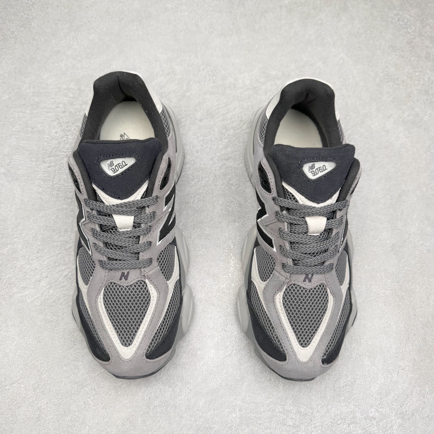 图片[2]-New Balance NB9060 复古运动鞋 新百伦又带来了新鞋型 并且是与芝加哥街头品牌 Joe Freshgoods 的联名款 鞋身主体采用了类似 990 系列的设计风格 与传统复古慢跑鞋区别不大 最大的变化就是鞋底部分 在传统设计的中底外层 增加了多个分区的模块 圆润的线条设计与我们熟悉的 New Balance 风格截然不同 但与同样充满弧形线条的鞋面搭配 看起来毫无违和感 尺码：36-45-选品中心