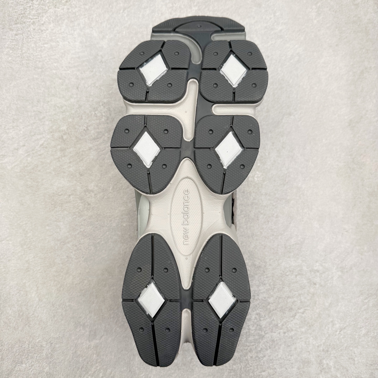 图片[9]-New Balance NB9060 复古运动鞋 新百伦又带来了新鞋型 并且是与芝加哥街头品牌 Joe Freshgoods 的联名款 鞋身主体采用了类似 990 系列的设计风格 与传统复古慢跑鞋区别不大 最大的变化就是鞋底部分 在传统设计的中底外层 增加了多个分区的模块 圆润的线条设计与我们熟悉的 New Balance 风格截然不同 但与同样充满弧形线条的鞋面搭配 看起来毫无违和感 尺码：36-45-选品中心