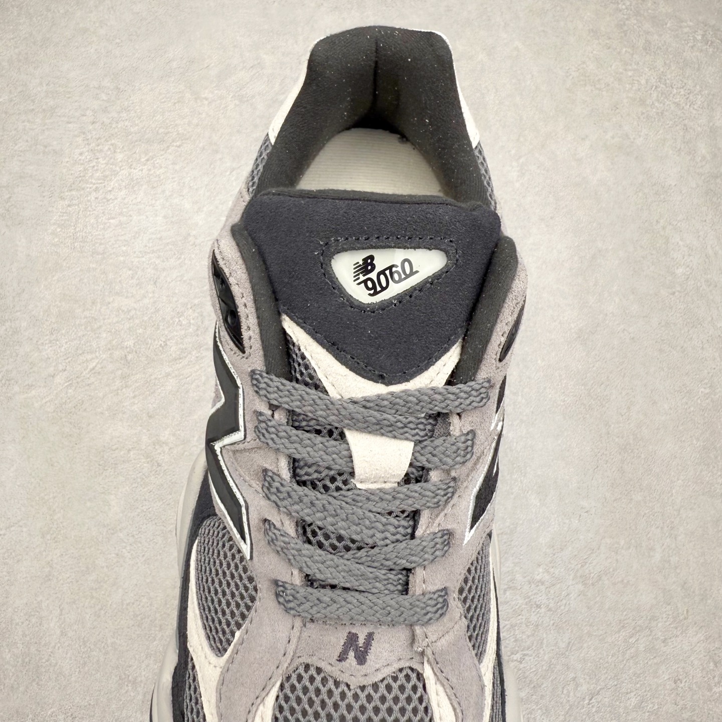 图片[5]-New Balance NB9060 复古运动鞋 新百伦又带来了新鞋型 并且是与芝加哥街头品牌 Joe Freshgoods 的联名款 鞋身主体采用了类似 990 系列的设计风格 与传统复古慢跑鞋区别不大 最大的变化就是鞋底部分 在传统设计的中底外层 增加了多个分区的模块 圆润的线条设计与我们熟悉的 New Balance 风格截然不同 但与同样充满弧形线条的鞋面搭配 看起来毫无违和感 尺码：36-45-选品中心