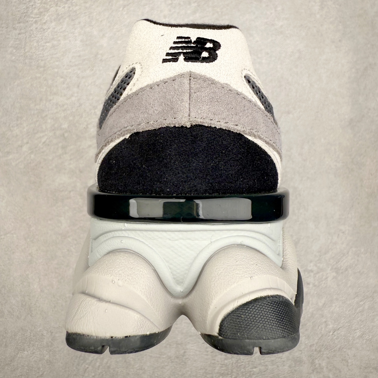 图片[8]-New Balance NB9060 复古运动鞋 新百伦又带来了新鞋型 并且是与芝加哥街头品牌 Joe Freshgoods 的联名款 鞋身主体采用了类似 990 系列的设计风格 与传统复古慢跑鞋区别不大 最大的变化就是鞋底部分 在传统设计的中底外层 增加了多个分区的模块 圆润的线条设计与我们熟悉的 New Balance 风格截然不同 但与同样充满弧形线条的鞋面搭配 看起来毫无违和感 尺码：36-45-选品中心