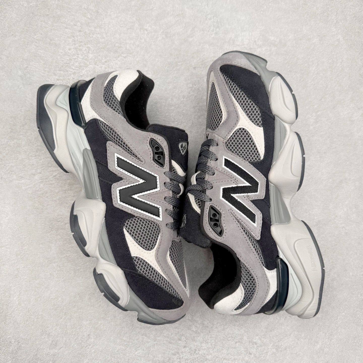 图片[3]-New Balance NB9060 复古运动鞋 新百伦又带来了新鞋型 并且是与芝加哥街头品牌 Joe Freshgoods 的联名款 鞋身主体采用了类似 990 系列的设计风格 与传统复古慢跑鞋区别不大 最大的变化就是鞋底部分 在传统设计的中底外层 增加了多个分区的模块 圆润的线条设计与我们熟悉的 New Balance 风格截然不同 但与同样充满弧形线条的鞋面搭配 看起来毫无违和感 尺码：36-45-选品中心