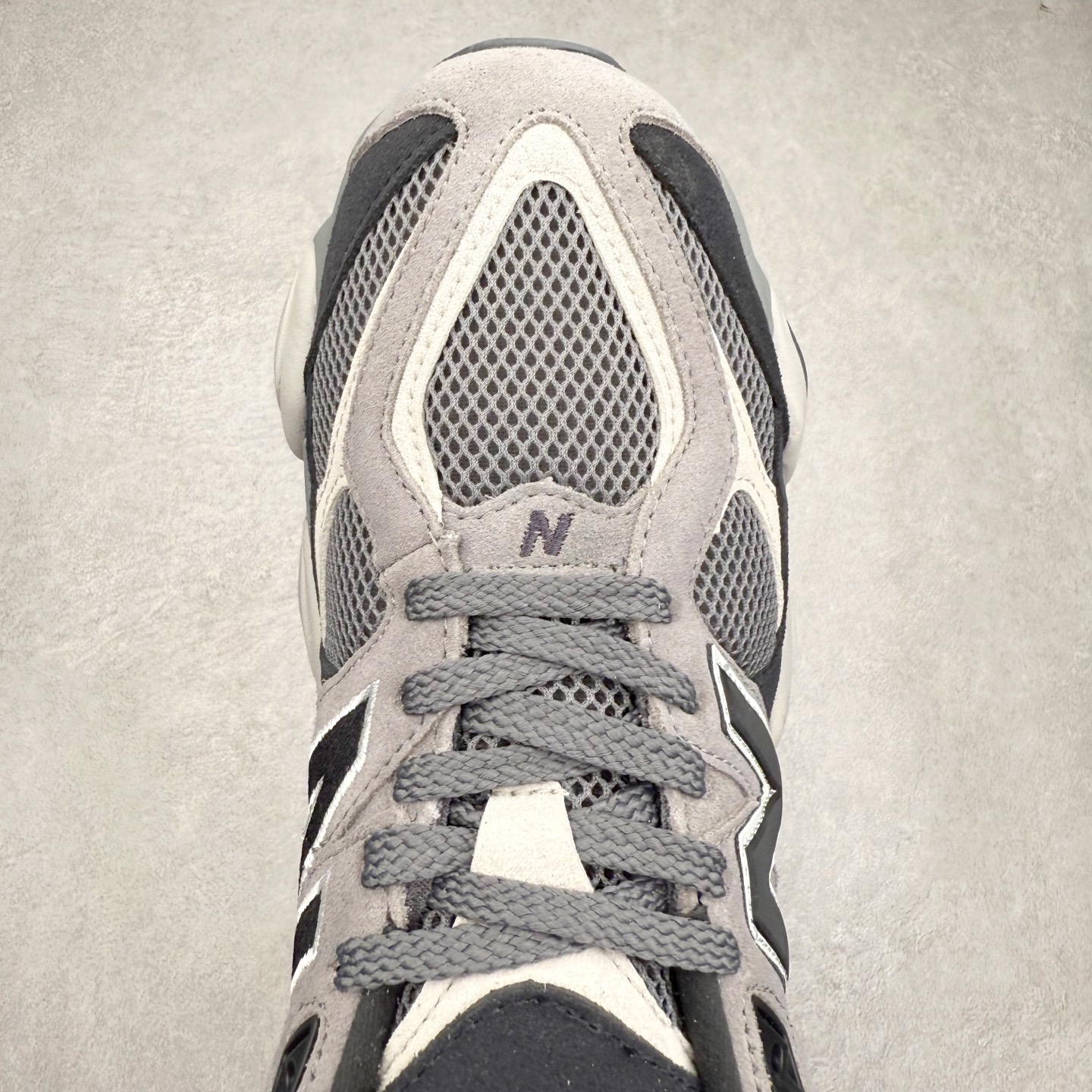 图片[4]-New Balance NB9060 复古运动鞋 新百伦又带来了新鞋型 并且是与芝加哥街头品牌 Joe Freshgoods 的联名款 鞋身主体采用了类似 990 系列的设计风格 与传统复古慢跑鞋区别不大 最大的变化就是鞋底部分 在传统设计的中底外层 增加了多个分区的模块 圆润的线条设计与我们熟悉的 New Balance 风格截然不同 但与同样充满弧形线条的鞋面搭配 看起来毫无违和感 尺码：36-45-选品中心