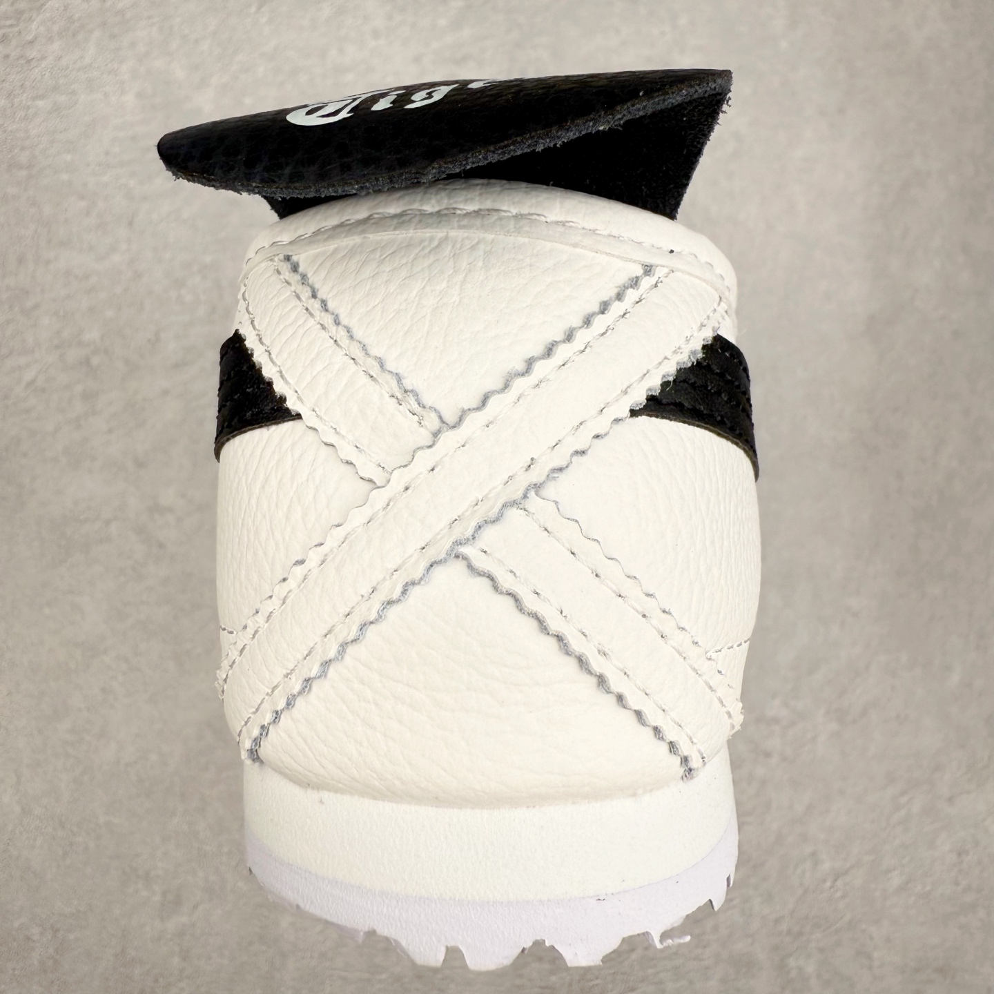 图片[8]-＃纯原福利 Asics Onitsuka Tiger MEXICO 66 亚瑟士鬼冢虎复古经典板鞋 市场最强版本 原厂牛津布加持 海外订单工厂出品 超成熟稳定的做工品控 原装全套纸板楦头开发 原汁原味 完美呈现版型 私模正确鞋底咬花纹路 一比一鞋头弧度高度鞋身弧度 绝不口嗨 细节品控鞋型随意秒杀市面 原档咬花纹路私模大底 一个单元有六个三角形 总体形拼接呈现花瓣状 官方四联吊牌 原装Ortholite轻量化鞋垫 原盒原配 质保卡 说明书 钢印防尘纸 纸板中底带钢印 乳胶组合鞋垫 支持全方位的对比专柜 产品从款式颜色造型上体现出追求舒适和细节的完美 鞋类更是推崇手工制作的严谨与完美 融舒适性与可穿性的设计风格 注重细节的完美和别致魅力 既保持稳重 又不失轻松的时尚感 尺码：36 37 37.5 38 39 39.5 40 40.5 41.5 42 42.5 43.5 44 45-选品中心