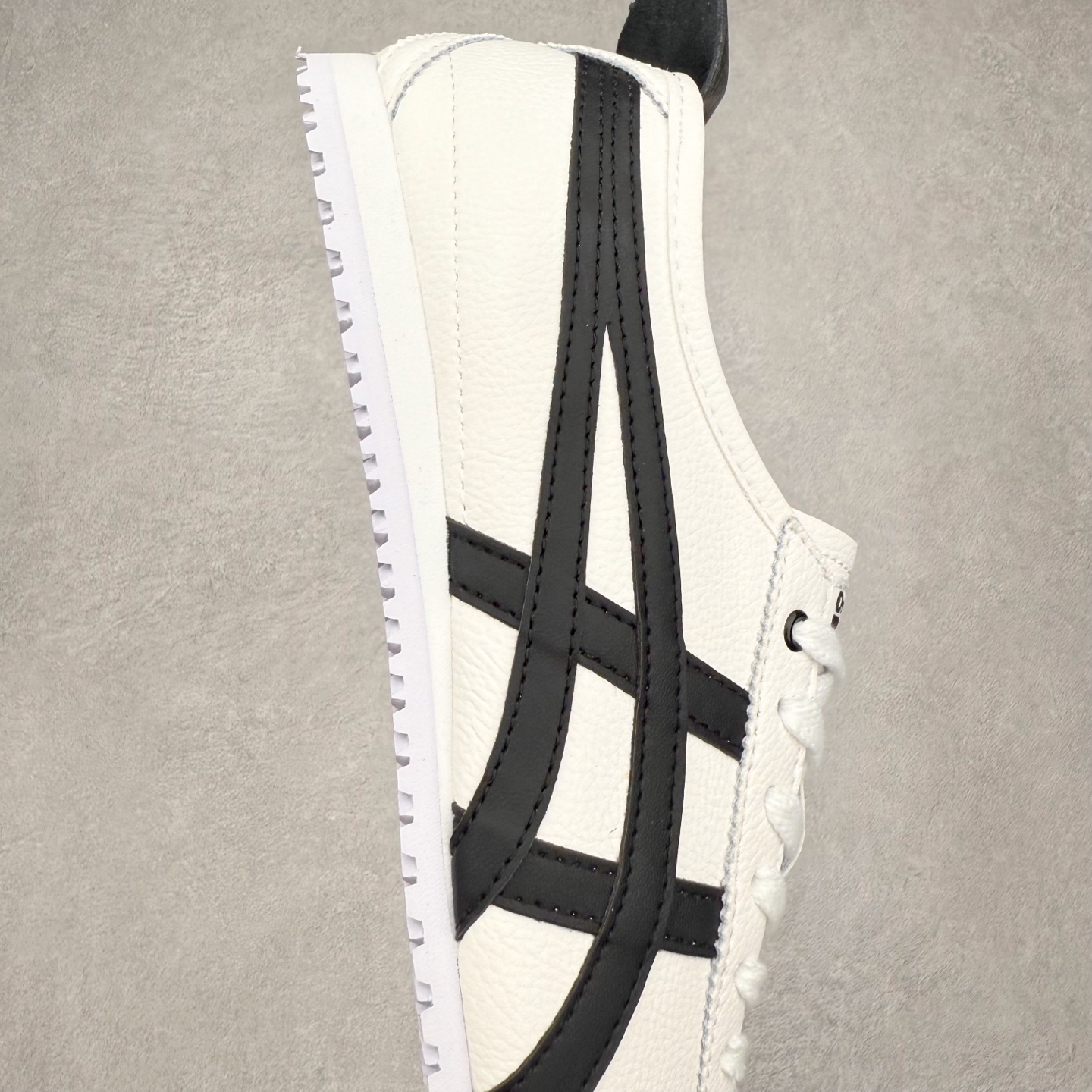 图片[6]-＃纯原福利 Asics Onitsuka Tiger MEXICO 66 亚瑟士鬼冢虎复古经典板鞋 市场最强版本 原厂牛津布加持 海外订单工厂出品 超成熟稳定的做工品控 原装全套纸板楦头开发 原汁原味 完美呈现版型 私模正确鞋底咬花纹路 一比一鞋头弧度高度鞋身弧度 绝不口嗨 细节品控鞋型随意秒杀市面 原档咬花纹路私模大底 一个单元有六个三角形 总体形拼接呈现花瓣状 官方四联吊牌 原装Ortholite轻量化鞋垫 原盒原配 质保卡 说明书 钢印防尘纸 纸板中底带钢印 乳胶组合鞋垫 支持全方位的对比专柜 产品从款式颜色造型上体现出追求舒适和细节的完美 鞋类更是推崇手工制作的严谨与完美 融舒适性与可穿性的设计风格 注重细节的完美和别致魅力 既保持稳重 又不失轻松的时尚感 尺码：36 37 37.5 38 39 39.5 40 40.5 41.5 42 42.5 43.5 44 45-选品中心