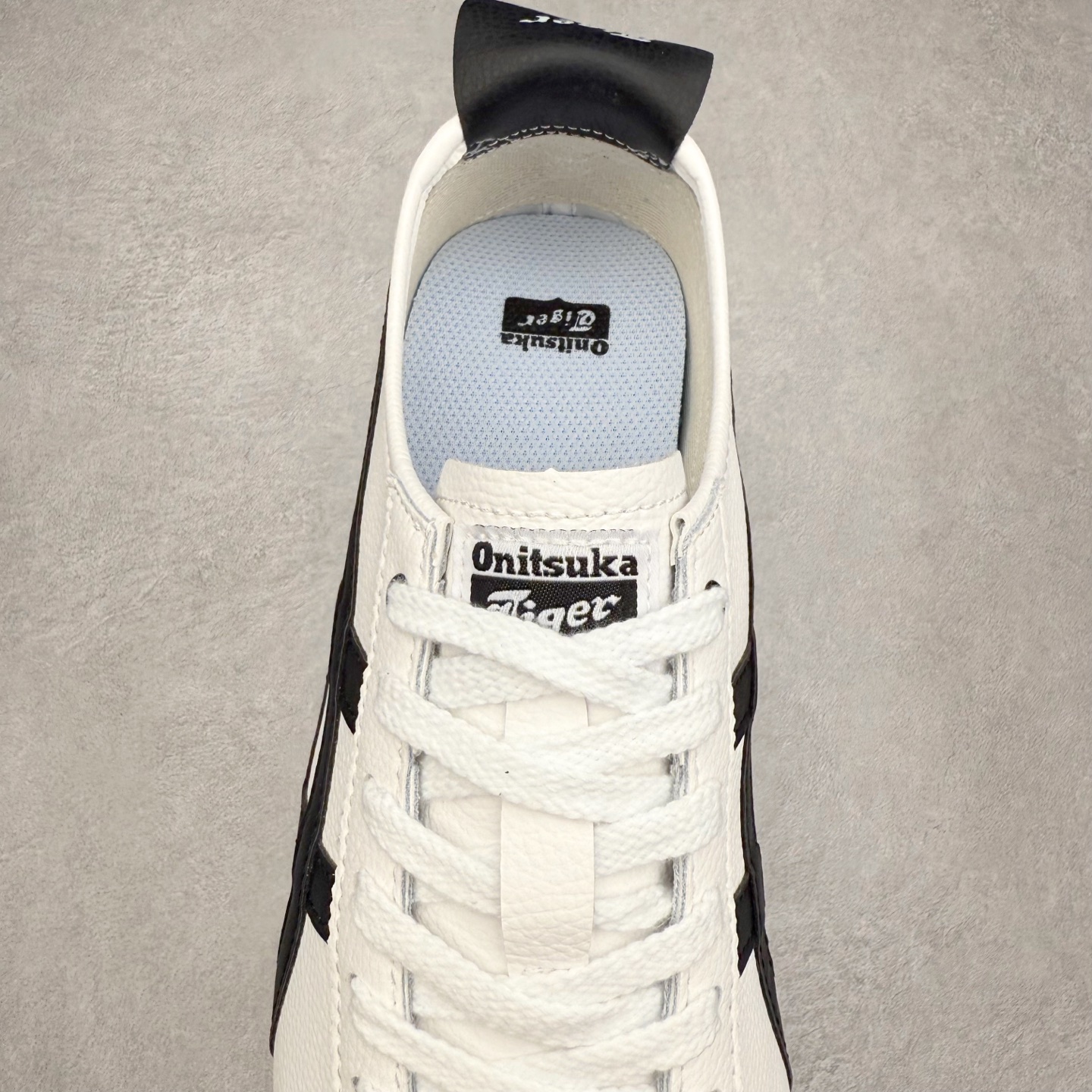 图片[5]-＃纯原福利 Asics Onitsuka Tiger MEXICO 66 亚瑟士鬼冢虎复古经典板鞋 市场最强版本 原厂牛津布加持 海外订单工厂出品 超成熟稳定的做工品控 原装全套纸板楦头开发 原汁原味 完美呈现版型 私模正确鞋底咬花纹路 一比一鞋头弧度高度鞋身弧度 绝不口嗨 细节品控鞋型随意秒杀市面 原档咬花纹路私模大底 一个单元有六个三角形 总体形拼接呈现花瓣状 官方四联吊牌 原装Ortholite轻量化鞋垫 原盒原配 质保卡 说明书 钢印防尘纸 纸板中底带钢印 乳胶组合鞋垫 支持全方位的对比专柜 产品从款式颜色造型上体现出追求舒适和细节的完美 鞋类更是推崇手工制作的严谨与完美 融舒适性与可穿性的设计风格 注重细节的完美和别致魅力 既保持稳重 又不失轻松的时尚感 尺码：36 37 37.5 38 39 39.5 40 40.5 41.5 42 42.5 43.5 44 45-选品中心