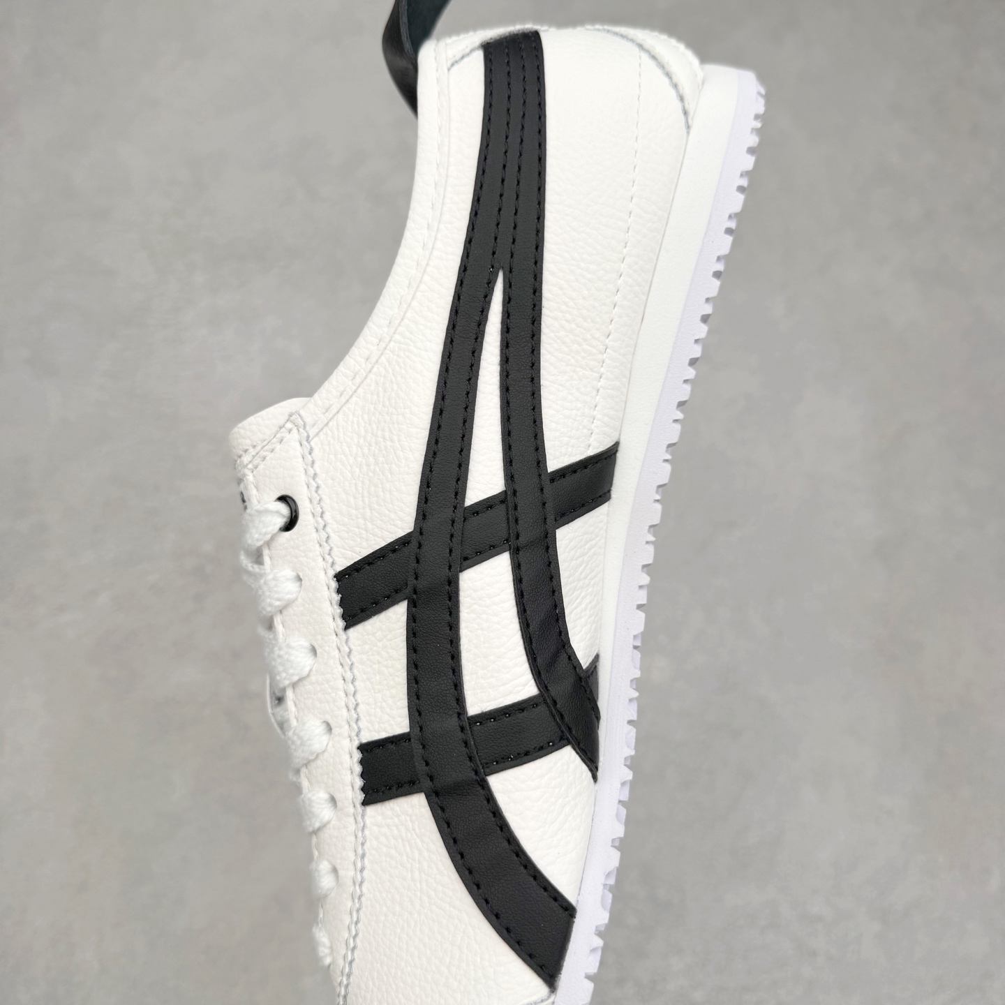 图片[7]-＃纯原福利 Asics Onitsuka Tiger MEXICO 66 亚瑟士鬼冢虎复古经典板鞋 市场最强版本 原厂牛津布加持 海外订单工厂出品 超成熟稳定的做工品控 原装全套纸板楦头开发 原汁原味 完美呈现版型 私模正确鞋底咬花纹路 一比一鞋头弧度高度鞋身弧度 绝不口嗨 细节品控鞋型随意秒杀市面 原档咬花纹路私模大底 一个单元有六个三角形 总体形拼接呈现花瓣状 官方四联吊牌 原装Ortholite轻量化鞋垫 原盒原配 质保卡 说明书 钢印防尘纸 纸板中底带钢印 乳胶组合鞋垫 支持全方位的对比专柜 产品从款式颜色造型上体现出追求舒适和细节的完美 鞋类更是推崇手工制作的严谨与完美 融舒适性与可穿性的设计风格 注重细节的完美和别致魅力 既保持稳重 又不失轻松的时尚感 尺码：36 37 37.5 38 39 39.5 40 40.5 41.5 42 42.5 43.5 44 45-选品中心