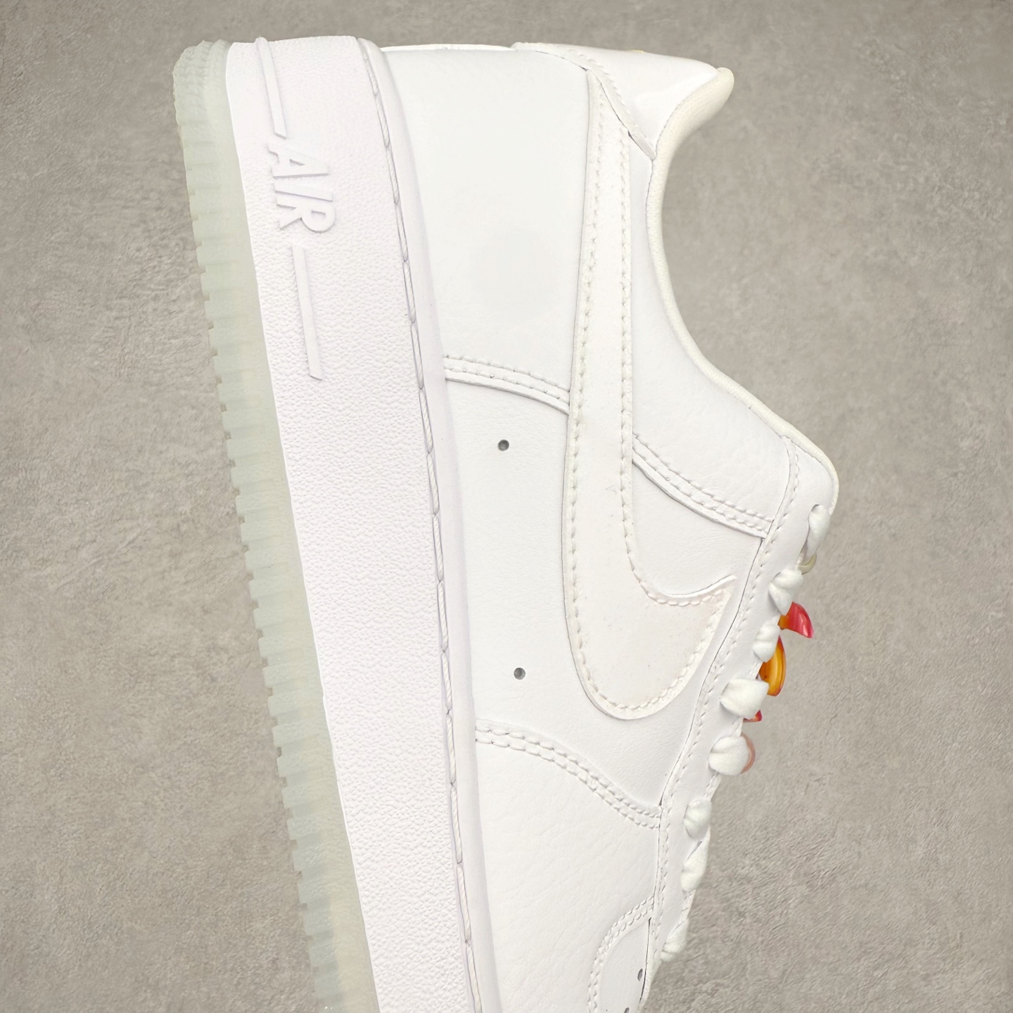 图片[6]-＃XT纯原 NK Air Force 1 Low 空军一号时尚舒适防滑耐磨低帮板鞋 IB8875-111 顶级批次 2022全新楦头鞋型 鱼鳞大底 历时开发三个月 清洁度完美 二维码鞋标 内置芯片及solo气垫 大底高度及其弧度依照正品 钢印 logo刺绣 鞋口弧度 鞋头长度 鞋面冲孔 鞋垫背胶及钢印 完美鞋型对比正品 每一处都是细节满满 柔软、弹性十足的缓震性能和出色的中底设计 横跨复古与现代的外型结合 造就出风靡全球 三十多年的Force 1 直到今天还深受青睐 实拍调校N版已经零色差零失真 百分百还原实物色彩所见即所得 不存在货不对板色差等低级问题 选购参考实物拍摄 不混卖不参货 只用心做好货严格选品 承诺混一赔十 尺码：36 36.5 37.5 38 38.5 39 40 40.5 41 42 42.5 43 44 44.5 45-选品中心
