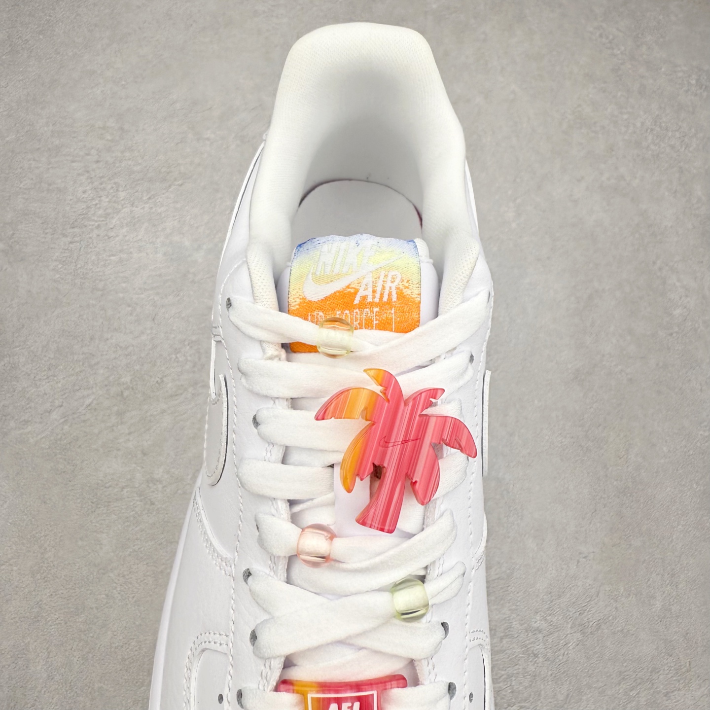 图片[5]-＃XT纯原 NK Air Force 1 Low 空军一号时尚舒适防滑耐磨低帮板鞋 IB8875-111 顶级批次 2022全新楦头鞋型 鱼鳞大底 历时开发三个月 清洁度完美 二维码鞋标 内置芯片及solo气垫 大底高度及其弧度依照正品 钢印 logo刺绣 鞋口弧度 鞋头长度 鞋面冲孔 鞋垫背胶及钢印 完美鞋型对比正品 每一处都是细节满满 柔软、弹性十足的缓震性能和出色的中底设计 横跨复古与现代的外型结合 造就出风靡全球 三十多年的Force 1 直到今天还深受青睐 实拍调校N版已经零色差零失真 百分百还原实物色彩所见即所得 不存在货不对板色差等低级问题 选购参考实物拍摄 不混卖不参货 只用心做好货严格选品 承诺混一赔十 尺码：36 36.5 37.5 38 38.5 39 40 40.5 41 42 42.5 43 44 44.5 45-选品中心