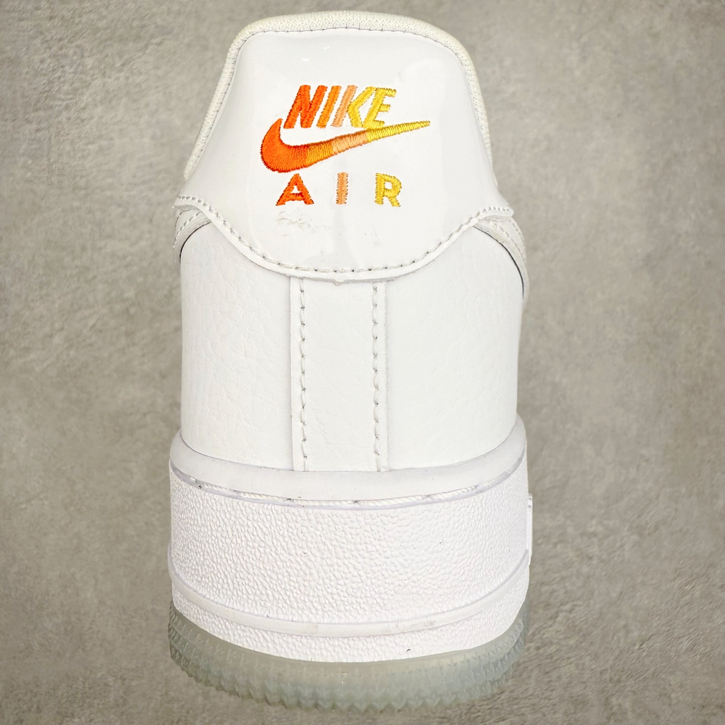 图片[8]-＃XT纯原 NK Air Force 1 Low 空军一号时尚舒适防滑耐磨低帮板鞋 IB8875-111 顶级批次 2022全新楦头鞋型 鱼鳞大底 历时开发三个月 清洁度完美 二维码鞋标 内置芯片及solo气垫 大底高度及其弧度依照正品 钢印 logo刺绣 鞋口弧度 鞋头长度 鞋面冲孔 鞋垫背胶及钢印 完美鞋型对比正品 每一处都是细节满满 柔软、弹性十足的缓震性能和出色的中底设计 横跨复古与现代的外型结合 造就出风靡全球 三十多年的Force 1 直到今天还深受青睐 实拍调校N版已经零色差零失真 百分百还原实物色彩所见即所得 不存在货不对板色差等低级问题 选购参考实物拍摄 不混卖不参货 只用心做好货严格选品 承诺混一赔十 尺码：36 36.5 37.5 38 38.5 39 40 40.5 41 42 42.5 43 44 44.5 45-选品中心