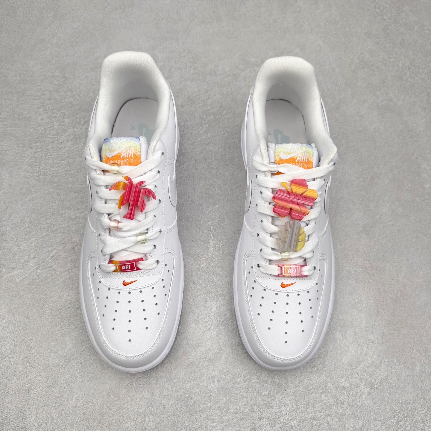 图片[2]-＃XT纯原 NK Air Force 1 Low 空军一号时尚舒适防滑耐磨低帮板鞋 IB8875-111 顶级批次 2022全新楦头鞋型 鱼鳞大底 历时开发三个月 清洁度完美 二维码鞋标 内置芯片及solo气垫 大底高度及其弧度依照正品 钢印 logo刺绣 鞋口弧度 鞋头长度 鞋面冲孔 鞋垫背胶及钢印 完美鞋型对比正品 每一处都是细节满满 柔软、弹性十足的缓震性能和出色的中底设计 横跨复古与现代的外型结合 造就出风靡全球 三十多年的Force 1 直到今天还深受青睐 实拍调校N版已经零色差零失真 百分百还原实物色彩所见即所得 不存在货不对板色差等低级问题 选购参考实物拍摄 不混卖不参货 只用心做好货严格选品 承诺混一赔十 尺码：36 36.5 37.5 38 38.5 39 40 40.5 41 42 42.5 43 44 44.5 45-选品中心