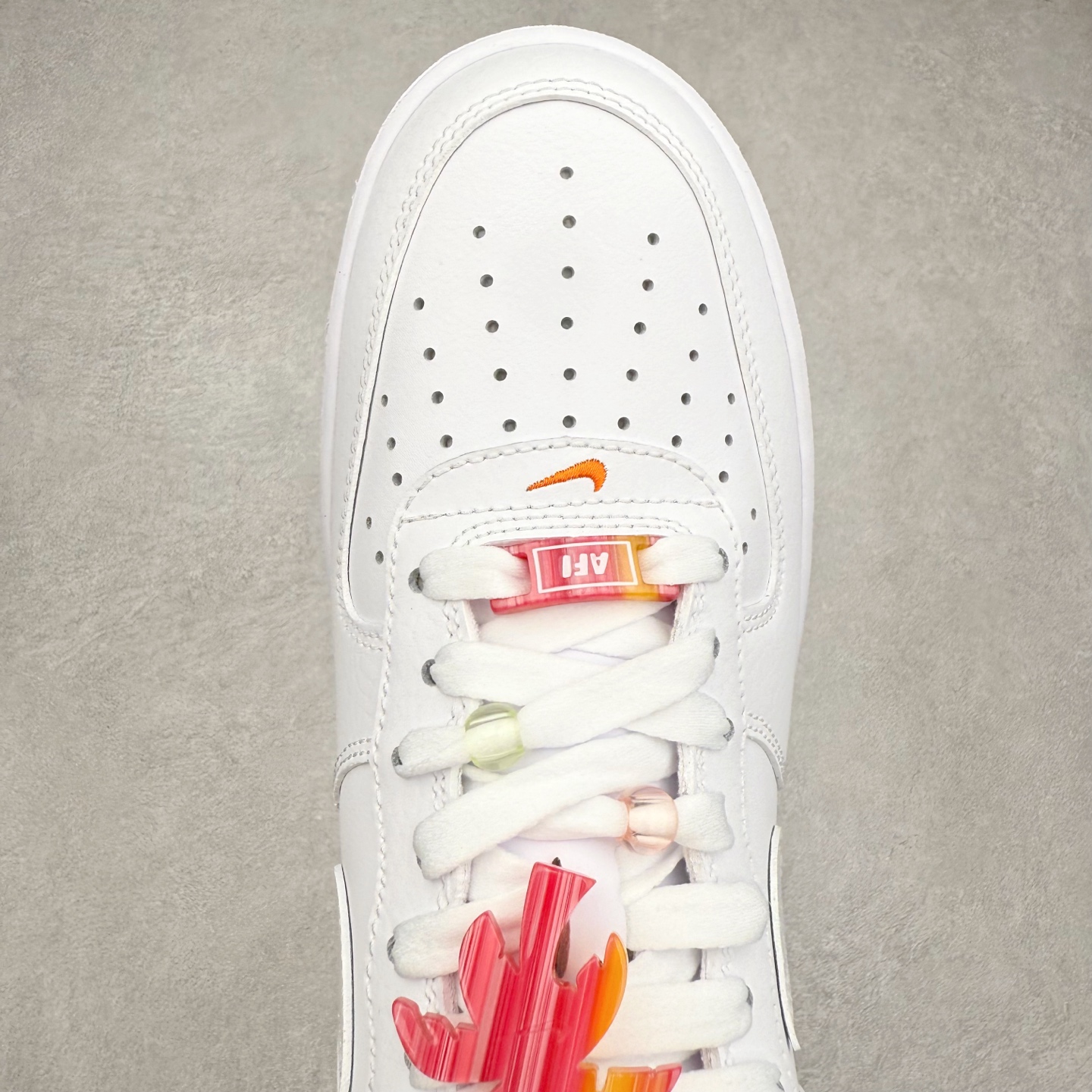 图片[4]-＃XT纯原 NK Air Force 1 Low 空军一号时尚舒适防滑耐磨低帮板鞋 IB8875-111 顶级批次 2022全新楦头鞋型 鱼鳞大底 历时开发三个月 清洁度完美 二维码鞋标 内置芯片及solo气垫 大底高度及其弧度依照正品 钢印 logo刺绣 鞋口弧度 鞋头长度 鞋面冲孔 鞋垫背胶及钢印 完美鞋型对比正品 每一处都是细节满满 柔软、弹性十足的缓震性能和出色的中底设计 横跨复古与现代的外型结合 造就出风靡全球 三十多年的Force 1 直到今天还深受青睐 实拍调校N版已经零色差零失真 百分百还原实物色彩所见即所得 不存在货不对板色差等低级问题 选购参考实物拍摄 不混卖不参货 只用心做好货严格选品 承诺混一赔十 尺码：36 36.5 37.5 38 38.5 39 40 40.5 41 42 42.5 43 44 44.5 45-选品中心