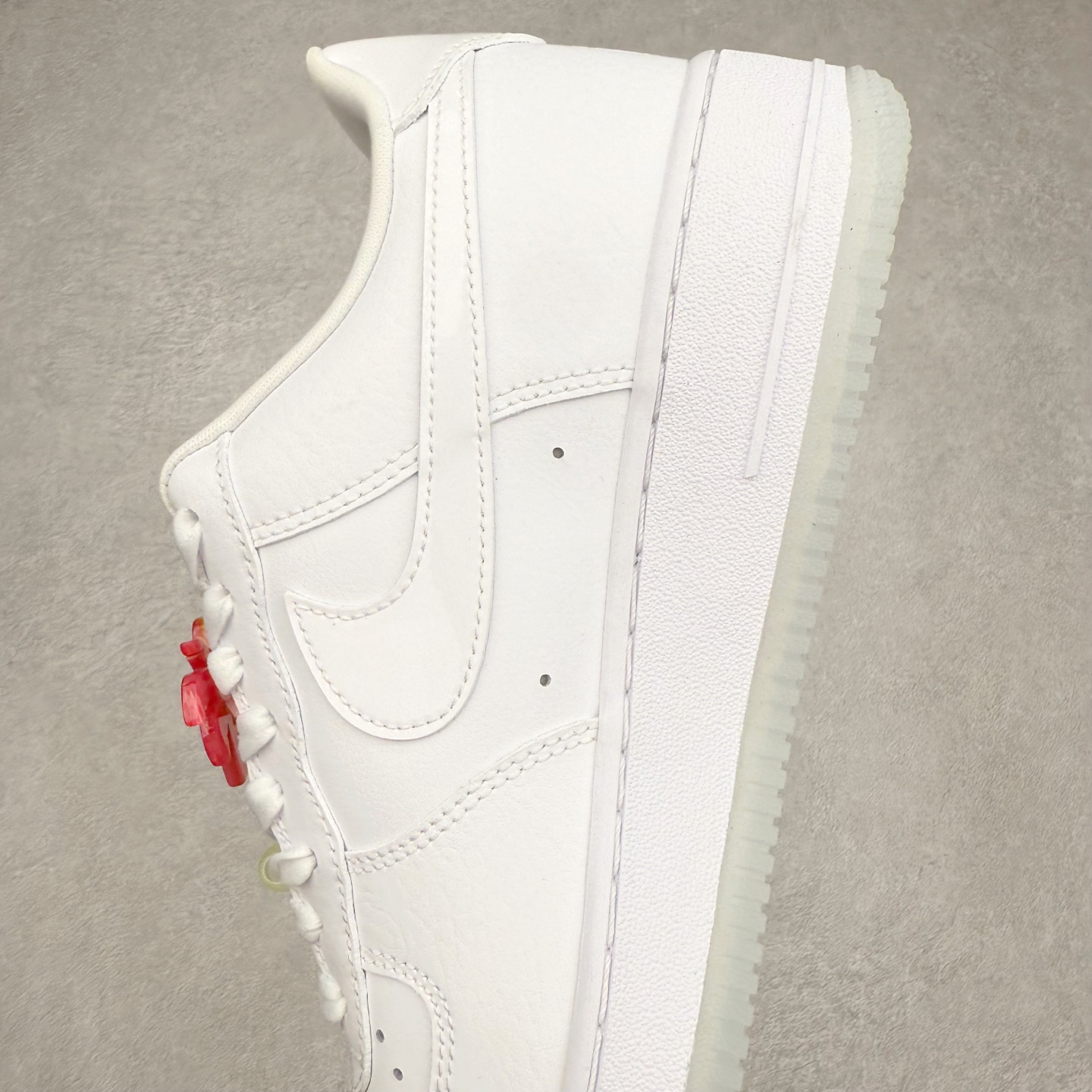 图片[7]-＃XT纯原 NK Air Force 1 Low 空军一号时尚舒适防滑耐磨低帮板鞋 IB8875-111 顶级批次 2022全新楦头鞋型 鱼鳞大底 历时开发三个月 清洁度完美 二维码鞋标 内置芯片及solo气垫 大底高度及其弧度依照正品 钢印 logo刺绣 鞋口弧度 鞋头长度 鞋面冲孔 鞋垫背胶及钢印 完美鞋型对比正品 每一处都是细节满满 柔软、弹性十足的缓震性能和出色的中底设计 横跨复古与现代的外型结合 造就出风靡全球 三十多年的Force 1 直到今天还深受青睐 实拍调校N版已经零色差零失真 百分百还原实物色彩所见即所得 不存在货不对板色差等低级问题 选购参考实物拍摄 不混卖不参货 只用心做好货严格选品 承诺混一赔十 尺码：36 36.5 37.5 38 38.5 39 40 40.5 41 42 42.5 43 44 44.5 45-选品中心