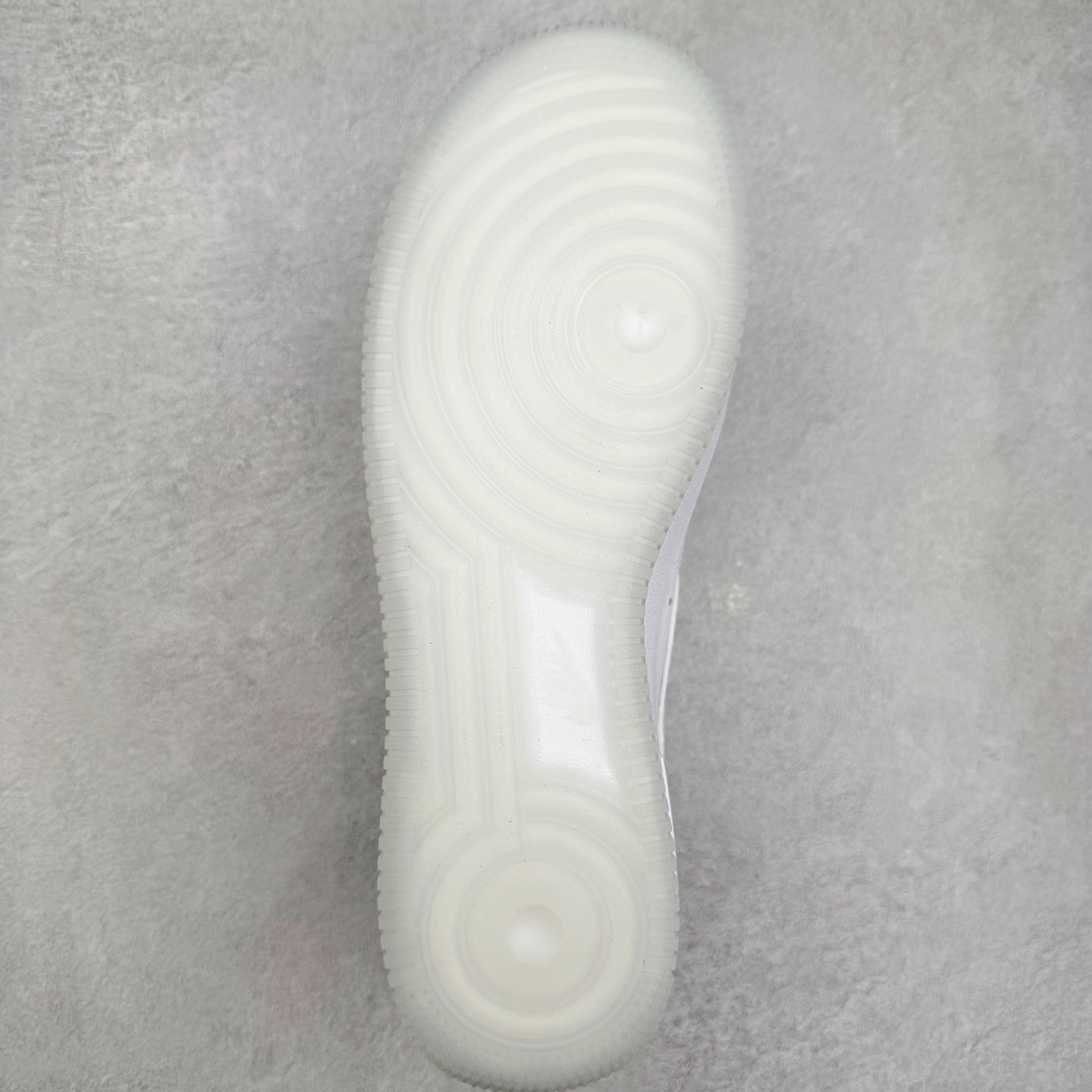 图片[9]-＃XT纯原 NK Air Force 1 Low 空军一号时尚舒适防滑耐磨低帮板鞋 IB8875-111 顶级批次 2022全新楦头鞋型 鱼鳞大底 历时开发三个月 清洁度完美 二维码鞋标 内置芯片及solo气垫 大底高度及其弧度依照正品 钢印 logo刺绣 鞋口弧度 鞋头长度 鞋面冲孔 鞋垫背胶及钢印 完美鞋型对比正品 每一处都是细节满满 柔软、弹性十足的缓震性能和出色的中底设计 横跨复古与现代的外型结合 造就出风靡全球 三十多年的Force 1 直到今天还深受青睐 实拍调校N版已经零色差零失真 百分百还原实物色彩所见即所得 不存在货不对板色差等低级问题 选购参考实物拍摄 不混卖不参货 只用心做好货严格选品 承诺混一赔十 尺码：36 36.5 37.5 38 38.5 39 40 40.5 41 42 42.5 43 44 44.5 45-选品中心