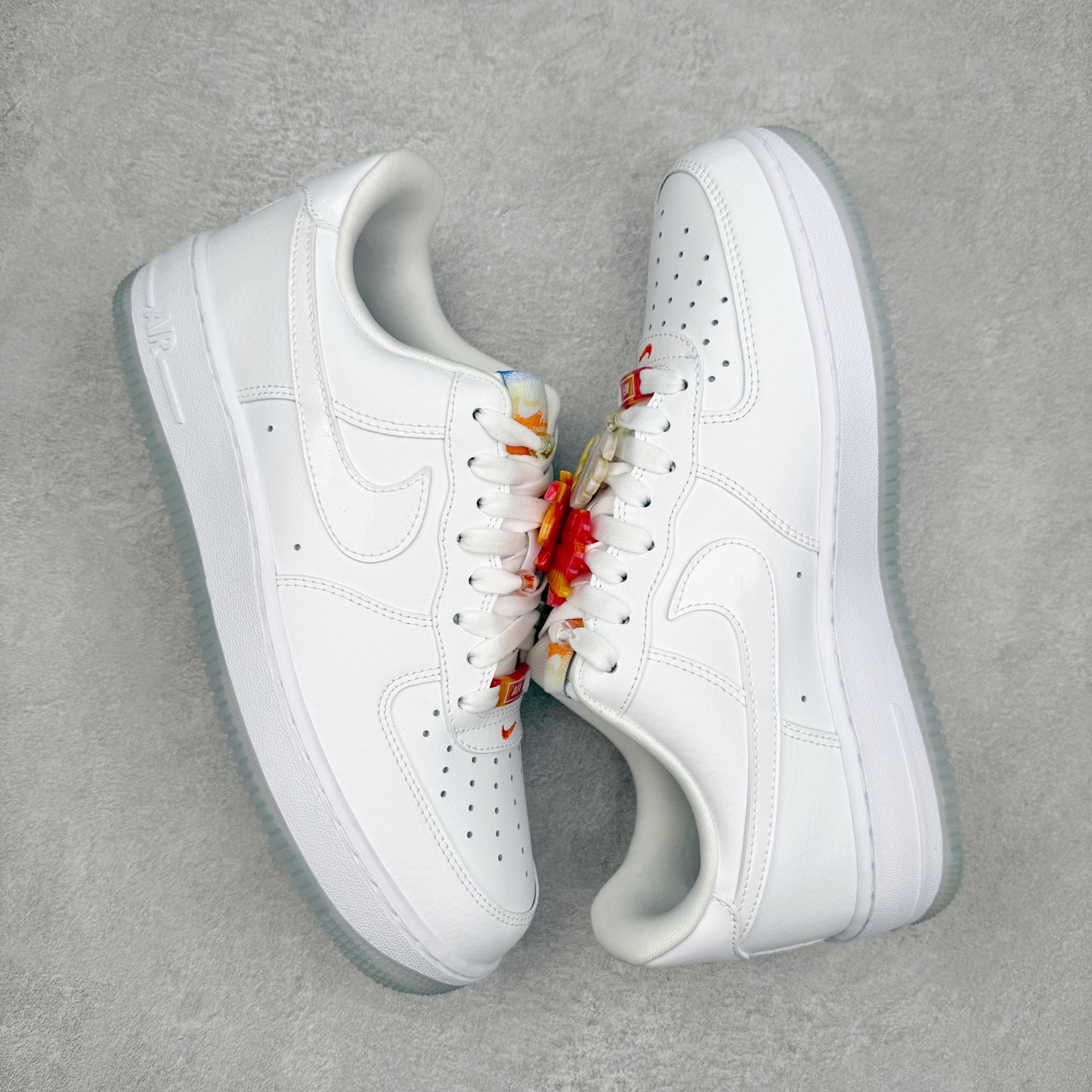 图片[3]-＃XT纯原 NK Air Force 1 Low 空军一号时尚舒适防滑耐磨低帮板鞋 IB8875-111 顶级批次 2022全新楦头鞋型 鱼鳞大底 历时开发三个月 清洁度完美 二维码鞋标 内置芯片及solo气垫 大底高度及其弧度依照正品 钢印 logo刺绣 鞋口弧度 鞋头长度 鞋面冲孔 鞋垫背胶及钢印 完美鞋型对比正品 每一处都是细节满满 柔软、弹性十足的缓震性能和出色的中底设计 横跨复古与现代的外型结合 造就出风靡全球 三十多年的Force 1 直到今天还深受青睐 实拍调校N版已经零色差零失真 百分百还原实物色彩所见即所得 不存在货不对板色差等低级问题 选购参考实物拍摄 不混卖不参货 只用心做好货严格选品 承诺混一赔十 尺码：36 36.5 37.5 38 38.5 39 40 40.5 41 42 42.5 43 44 44.5 45-选品中心