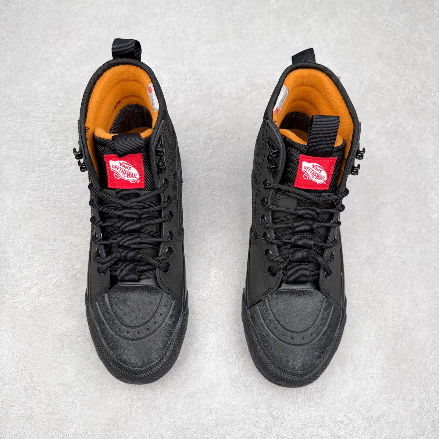 图片[2]-Vans SK8 Mte-3 Gore-Tex 户外靴 全新的Sk8-Hi GORE-TEX MTE-3 采用了最先进的专用全天候技术为户外活动等元素打造，将超过25 年的 Vans 滑雪靴历史和技术融入永恒、值得信赖的风格。MTE-3 功能集包括采用 Al-Trac™ 制成的 MTE-3 外底，这是一种 MTE 独有的全天候橡胶化合物，可通过改进的脚趾拾取和动态凸耳胎面提供显着改善的牵引力。MTE-3 GORE-TEX 防水包让您保持干爽，强大的 3M ThinsullateTM隔热包可用于寒冷天气的温度调节，让您保持温暖，带有 Ortholite®顶片的双密度。 尺码：36 37 38 39 40 41 42 43 44 45-选品中心