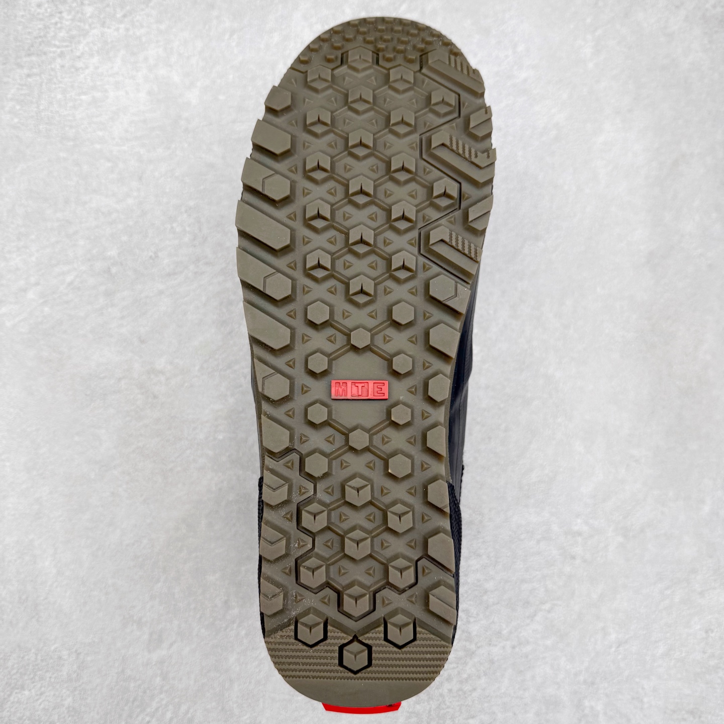 图片[9]-Vans SK8 Mte-3 Gore-Tex 户外靴 全新的Sk8-Hi GORE-TEX MTE-3 采用了最先进的专用全天候技术为户外活动等元素打造，将超过25 年的 Vans 滑雪靴历史和技术融入永恒、值得信赖的风格。MTE-3 功能集包括采用 Al-Trac™ 制成的 MTE-3 外底，这是一种 MTE 独有的全天候橡胶化合物，可通过改进的脚趾拾取和动态凸耳胎面提供显着改善的牵引力。MTE-3 GORE-TEX 防水包让您保持干爽，强大的 3M ThinsullateTM隔热包可用于寒冷天气的温度调节，让您保持温暖，带有 Ortholite®顶片的双密度。 尺码：36 37 38 39 40 41 42 43 44 45-选品中心