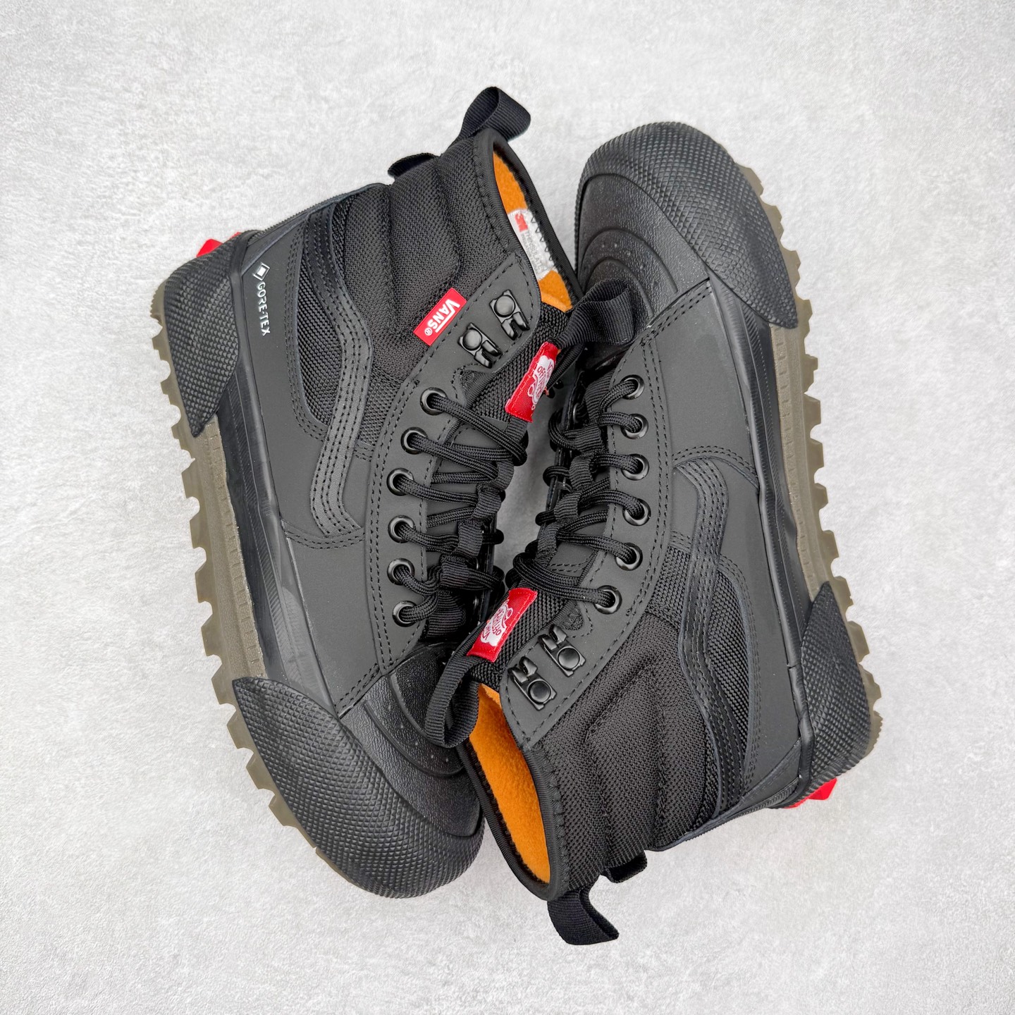 图片[3]-Vans SK8 Mte-3 Gore-Tex 户外靴 全新的Sk8-Hi GORE-TEX MTE-3 采用了最先进的专用全天候技术为户外活动等元素打造，将超过25 年的 Vans 滑雪靴历史和技术融入永恒、值得信赖的风格。MTE-3 功能集包括采用 Al-Trac™ 制成的 MTE-3 外底，这是一种 MTE 独有的全天候橡胶化合物，可通过改进的脚趾拾取和动态凸耳胎面提供显着改善的牵引力。MTE-3 GORE-TEX 防水包让您保持干爽，强大的 3M ThinsullateTM隔热包可用于寒冷天气的温度调节，让您保持温暖，带有 Ortholite®顶片的双密度。 尺码：36 37 38 39 40 41 42 43 44 45-选品中心