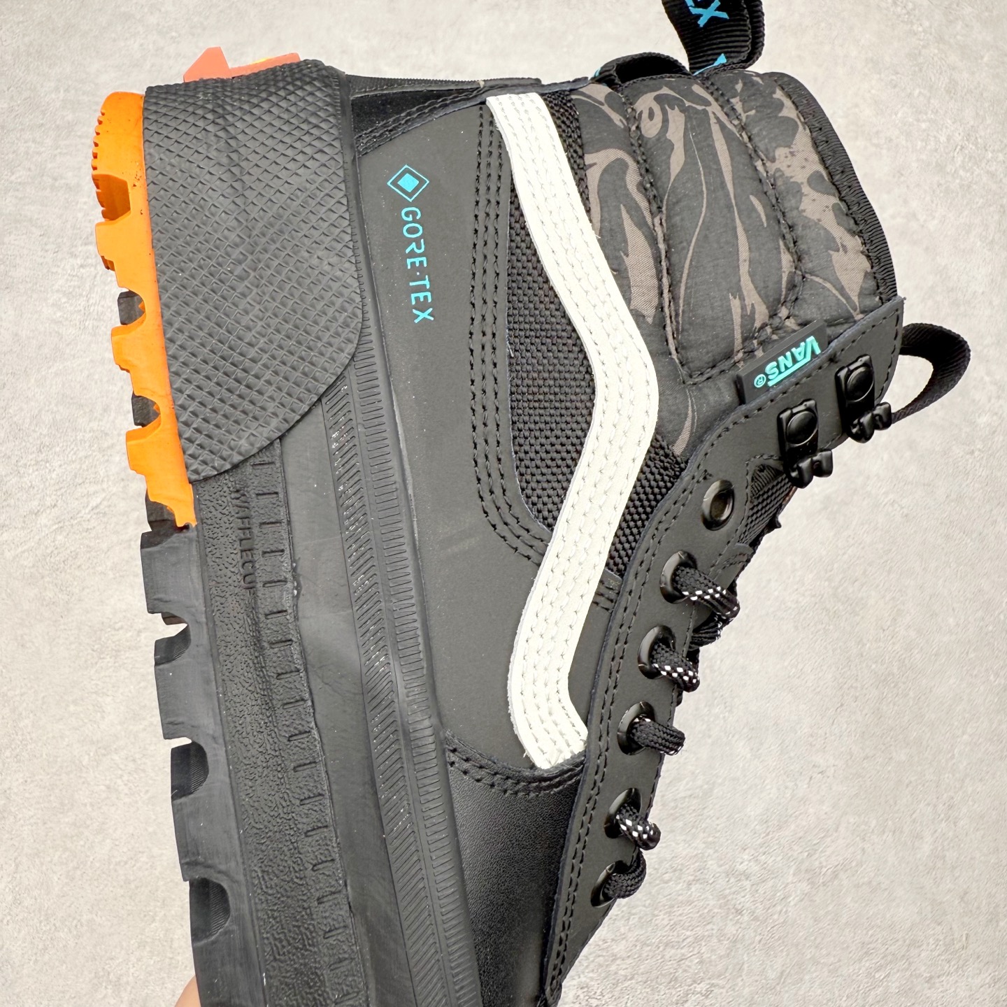 图片[6]-Vans SK8 Mte-3 Gore-Tex 户外靴 全新的Sk8-Hi GORE-TEX MTE-3 采用了最先进的专用全天候技术为户外活动等元素打造，将超过25 年的 Vans 滑雪靴历史和技术融入永恒、值得信赖的风格。MTE-3 功能集包括采用 Al-Trac™ 制成的 MTE-3 外底，这是一种 MTE 独有的全天候橡胶化合物，可通过改进的脚趾拾取和动态凸耳胎面提供显着改善的牵引力。MTE-3 GORE-TEX 防水包让您保持干爽，强大的 3M ThinsullateTM隔热包可用于寒冷天气的温度调节，让您保持温暖，带有 Ortholite®顶片的双密度。 尺码：36 37 38 39 40 41 42 43 44 45-选品中心