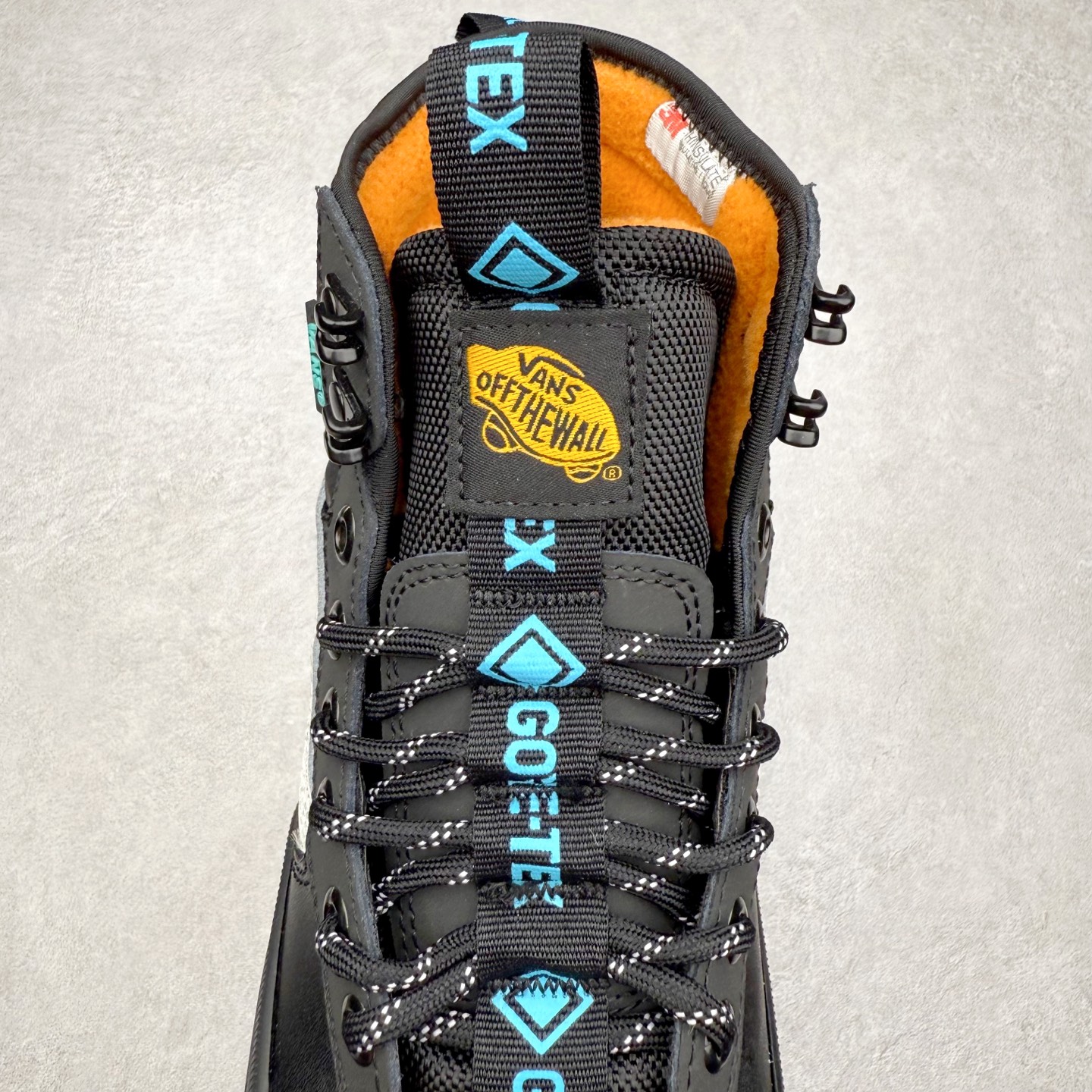 图片[5]-Vans SK8 Mte-3 Gore-Tex 户外靴 全新的Sk8-Hi GORE-TEX MTE-3 采用了最先进的专用全天候技术为户外活动等元素打造，将超过25 年的 Vans 滑雪靴历史和技术融入永恒、值得信赖的风格。MTE-3 功能集包括采用 Al-Trac™ 制成的 MTE-3 外底，这是一种 MTE 独有的全天候橡胶化合物，可通过改进的脚趾拾取和动态凸耳胎面提供显着改善的牵引力。MTE-3 GORE-TEX 防水包让您保持干爽，强大的 3M ThinsullateTM隔热包可用于寒冷天气的温度调节，让您保持温暖，带有 Ortholite®顶片的双密度。 尺码：36 37 38 39 40 41 42 43 44 45-选品中心